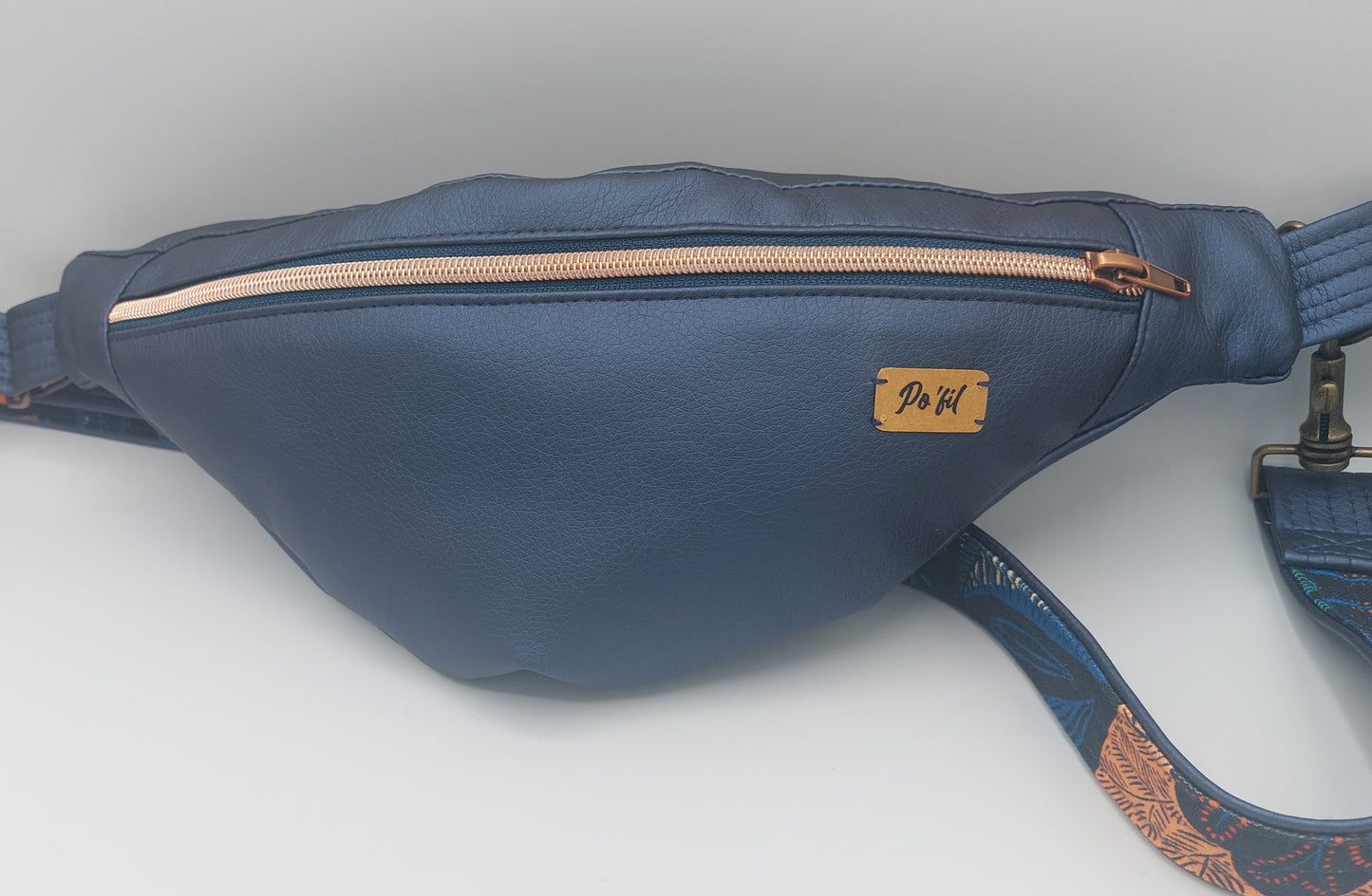 Sac banane simili cuir couleur bleu métalisé