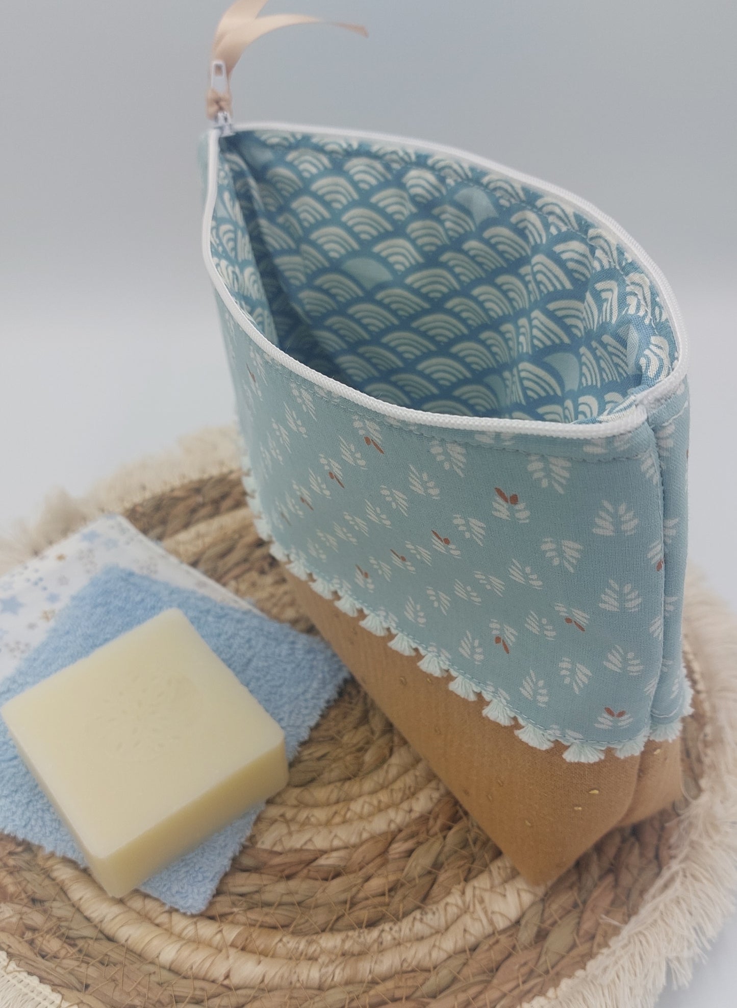 Trousse de toilette bébé doublée, fabrication française (Haute-Loire)