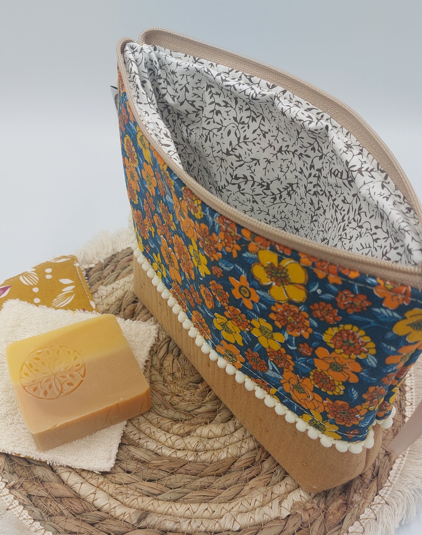 Trousse de toilette bébé, bi-matière tissu et gaze de coton.