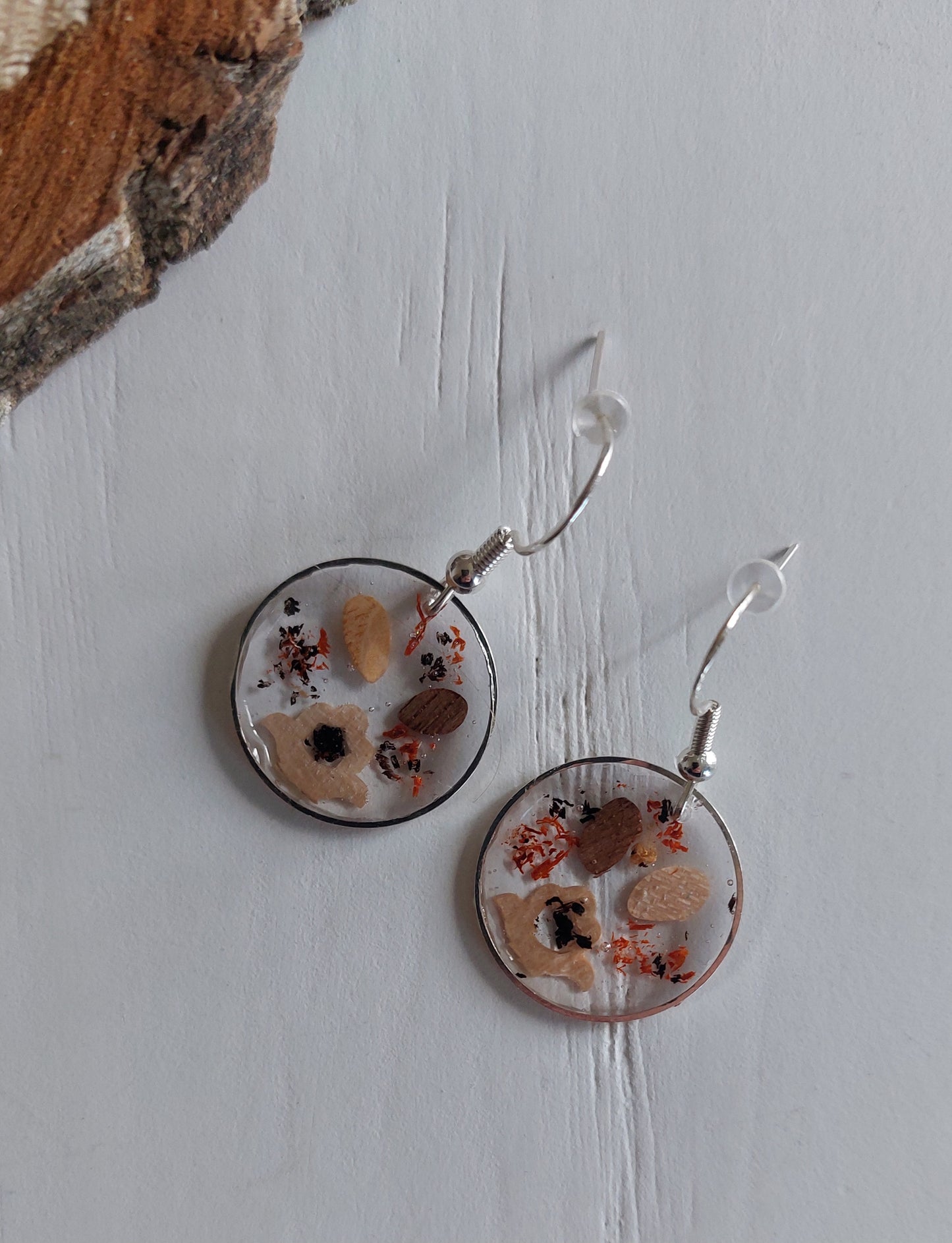 boucles d'oreilles résine et bois artisanat de haute-loire - copeaux essences de bois armature acier inoxydable couleur argent