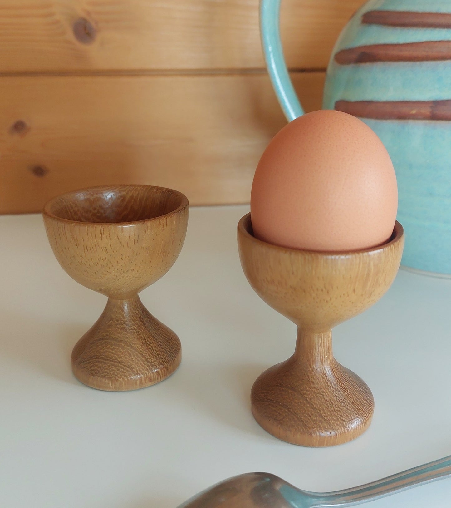 coquetier en bois tourné artisanat de haute-loire essence de bois récupéré et revalorisé- artisanat éco-responsable