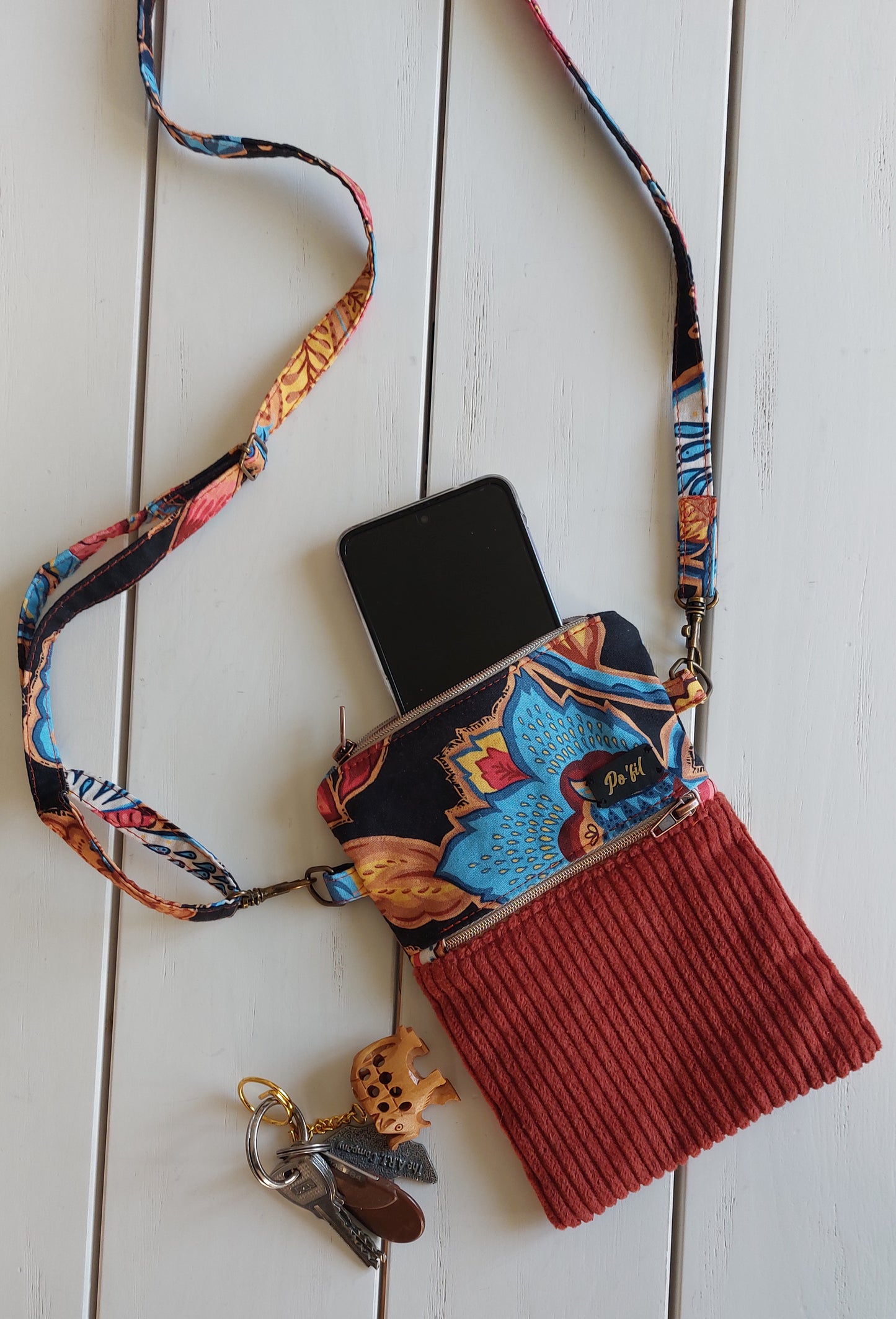 pochette téléphone avec bandoulière - fait-main- artisanat de haute-loire -
