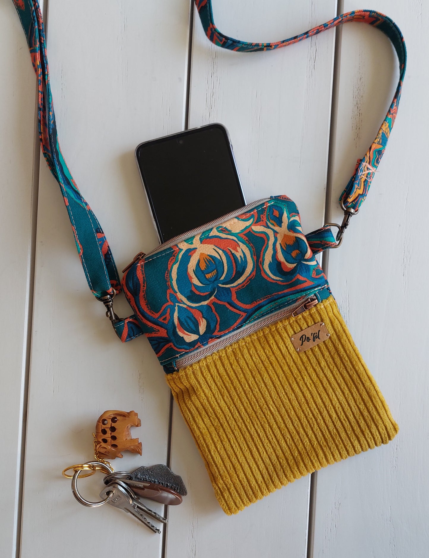 pochette téléphone avec bandoulière - fait-main- artisanat de haute-loire -