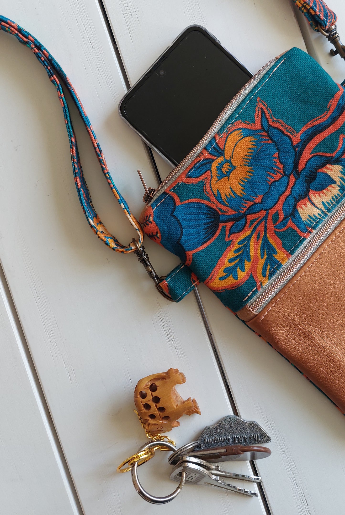 pochette téléphone avec bandoulière - fait-main- artisanat de haute-loire -