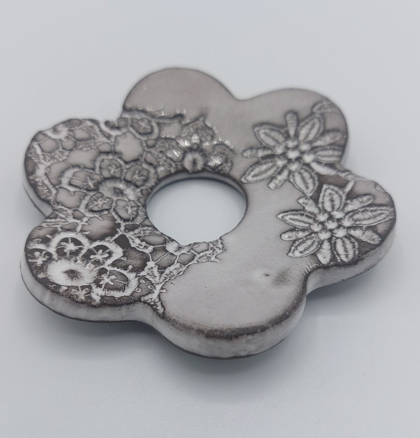 petite marguerite en céramique émaillée - empreinte de dentelle - pique-fleurs - porte encens ou porte diffuseur de parfum.