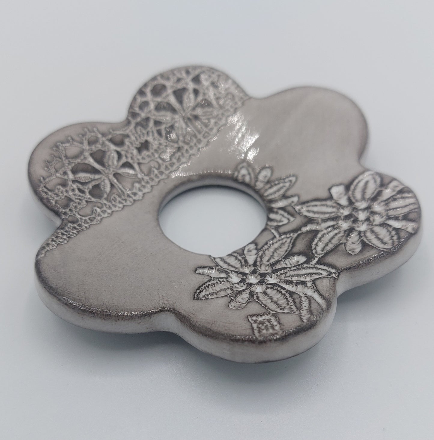 petite marguerite en céramique émaillée - empreinte de dentelle - pique-fleurs - porte encens ou porte diffuseur de parfum.