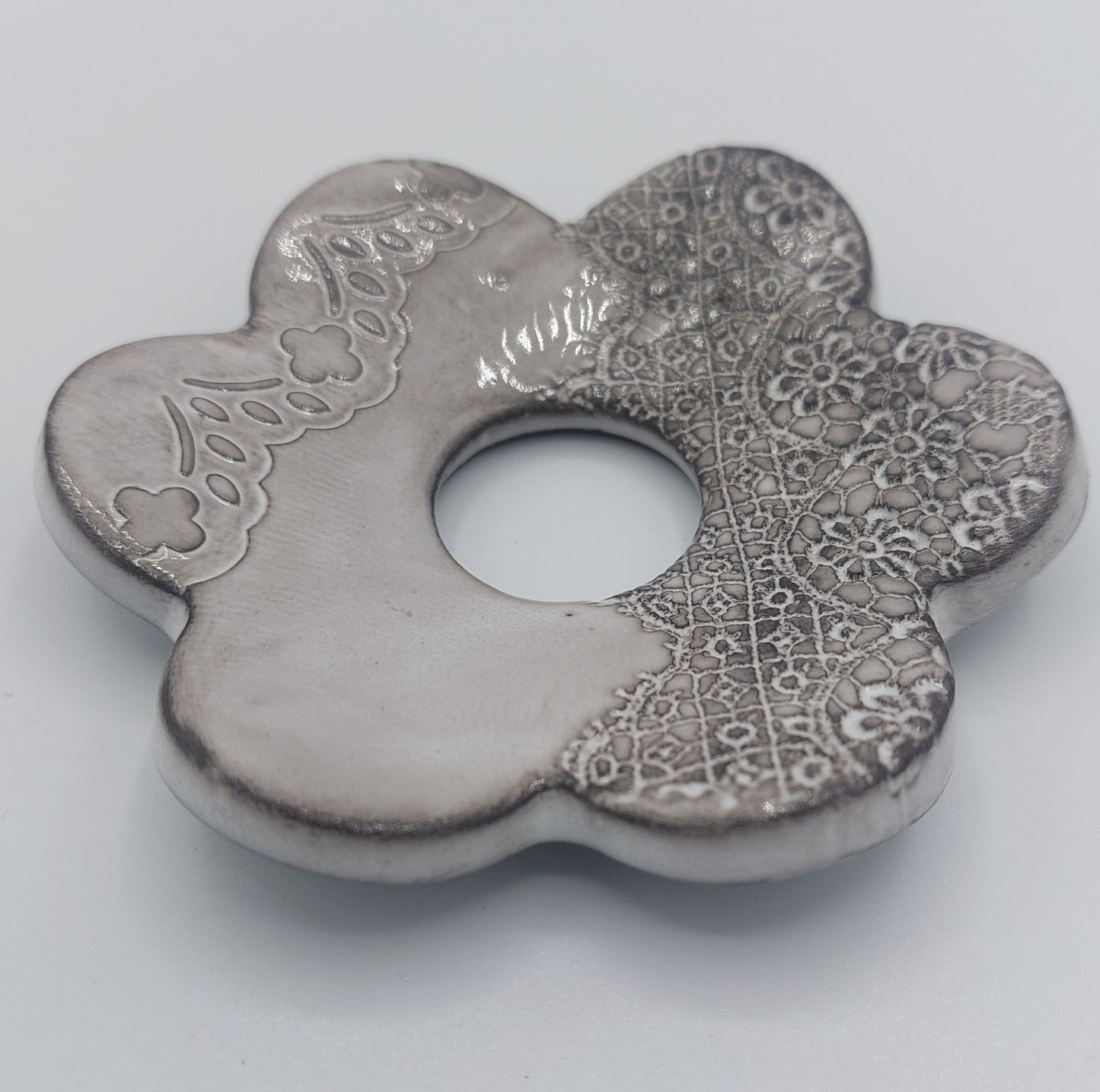 petite marguerite en céramique émaillée - empreinte de dentelle - pique-fleurs - porte encens ou porte diffuseur de parfum.