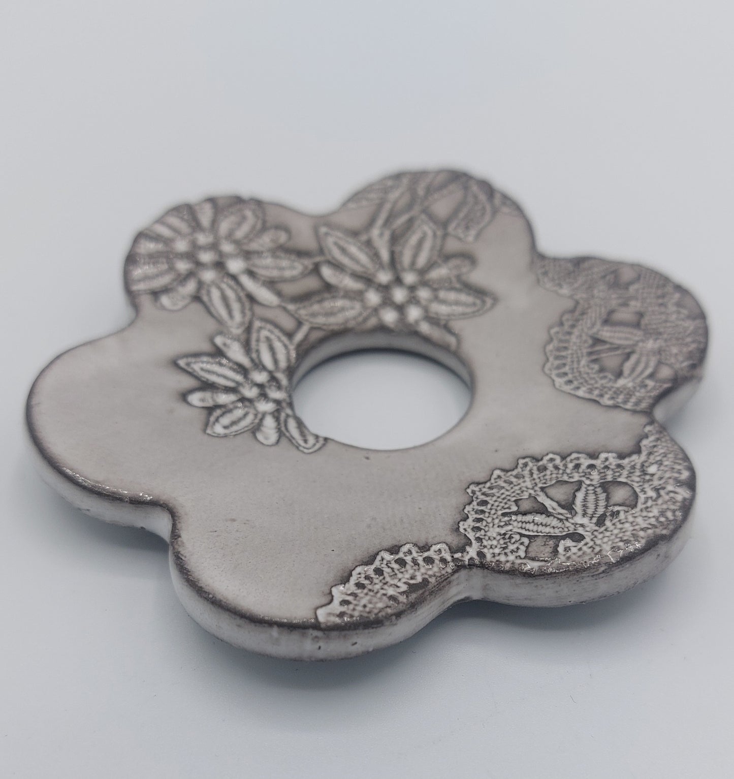 petite marguerite en céramique émaillée - empreinte de dentelle - hommage dentelle du Puy. artisanat de Haute-Loire