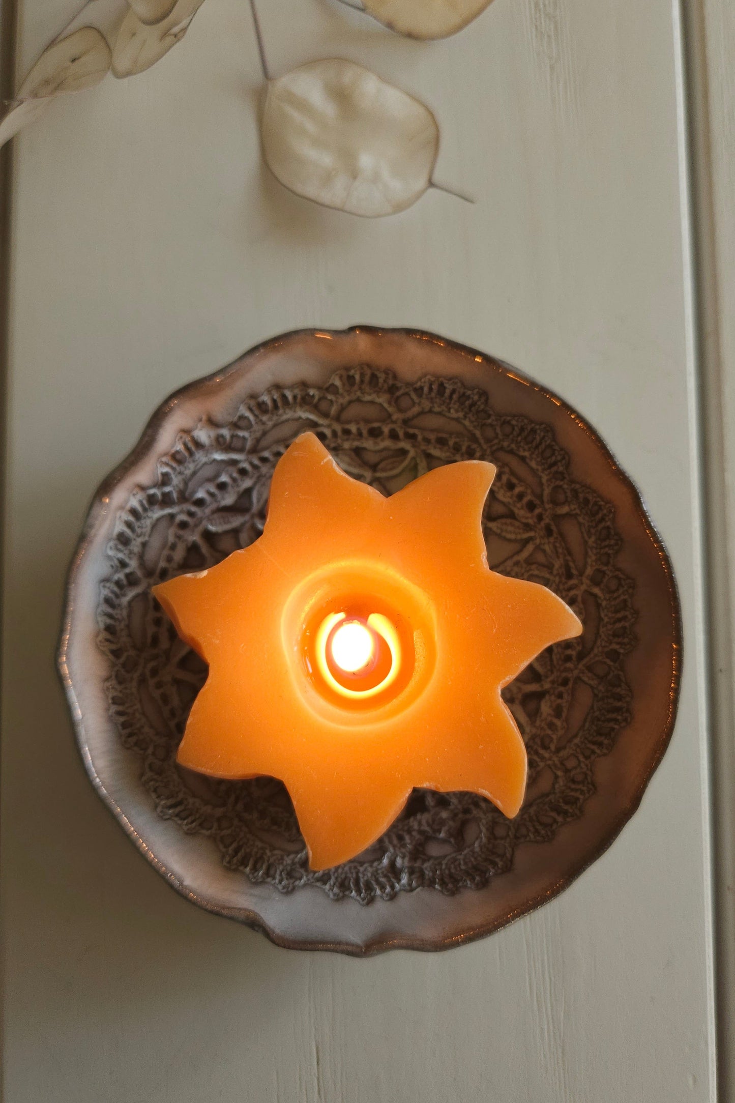 Décoration de Noël, art de la table - coupelles creuses rondes en céramique émaillée , empreinte de dentelle et bougie étoile parfumée orange épicée. artisanat de Haute-Loire.