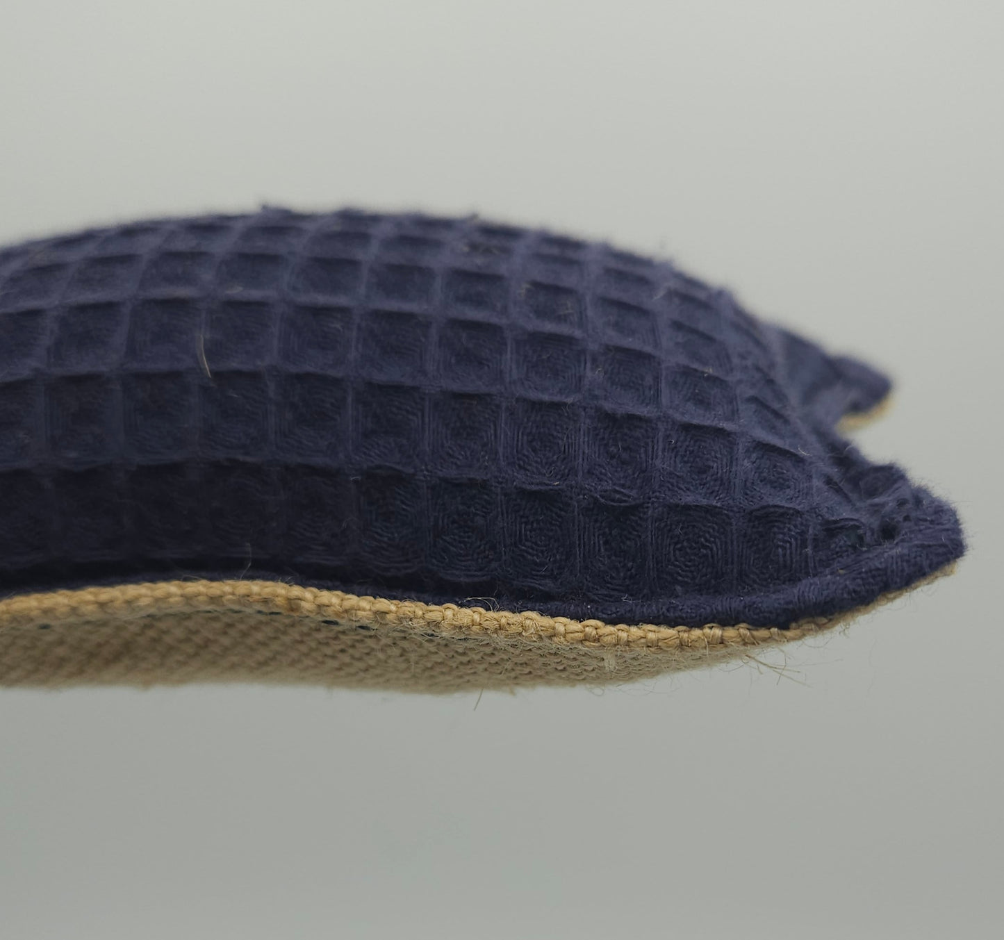 éponge lavable couleur bleu nuit - face nid d'abeille absorbante - face toile de jute grattage. artisanat de Haute-Loire solidaire