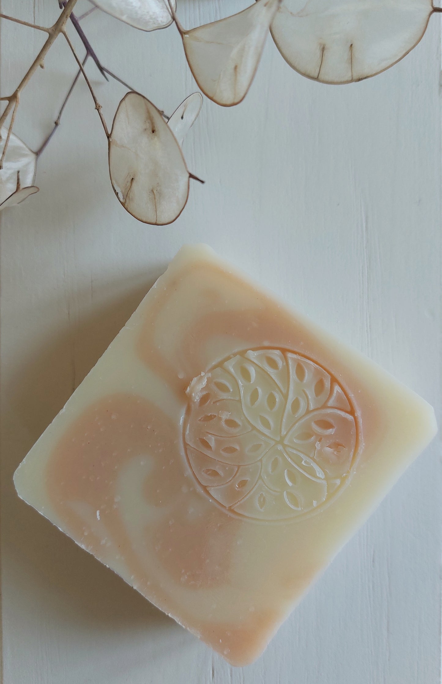 Barre Shampoing solide parfumé aux huiles essentielles d'ylang-ylang et de citron - cosmétique naturelle et Biologique de Haute-Loire