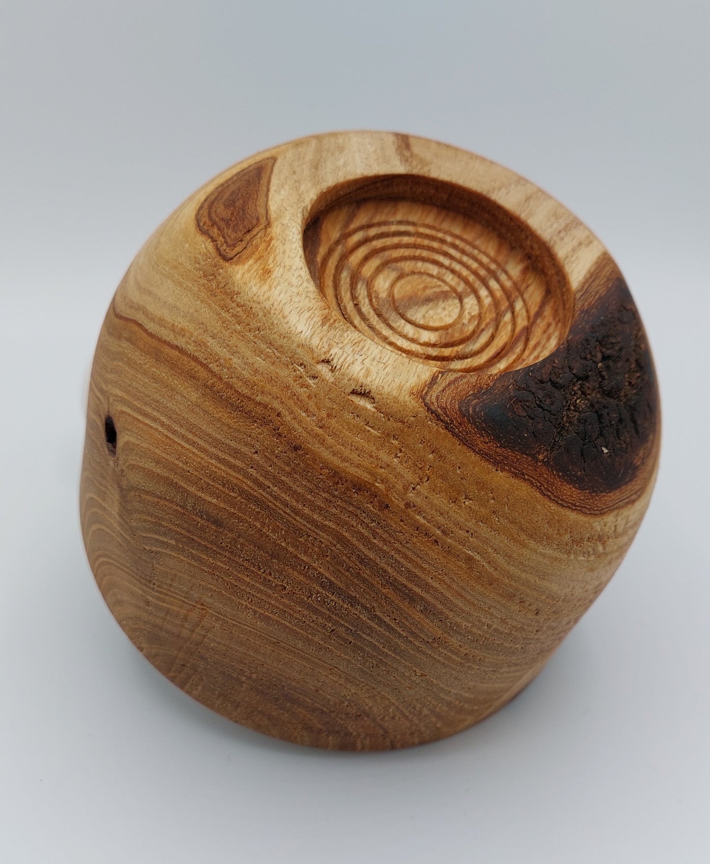 finition fond du bol en bois en abricotier - tournage sur bois artisanat