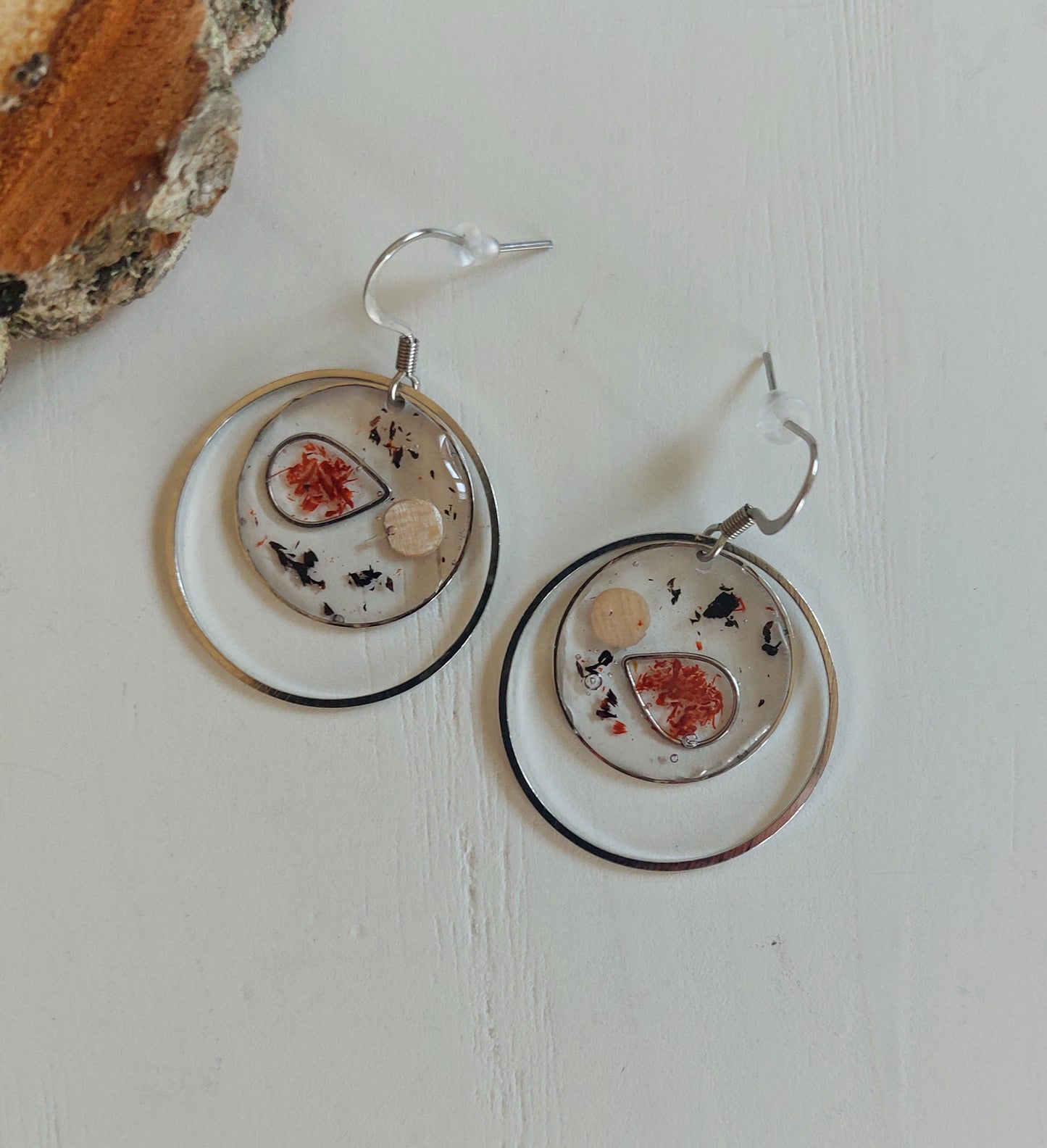 boucles d'oreilles artisanales en résine et essences de bois . Fabriquées en Auvergne ( Haute-Loire) par Au fil du Bois