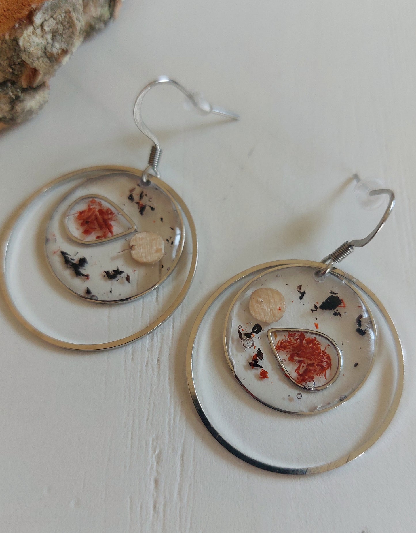 boucles d'oreilles artisanales en résine et essences de bois . Fabriquées en Auvergne ( Haute-Loire) par Au fil du Bois