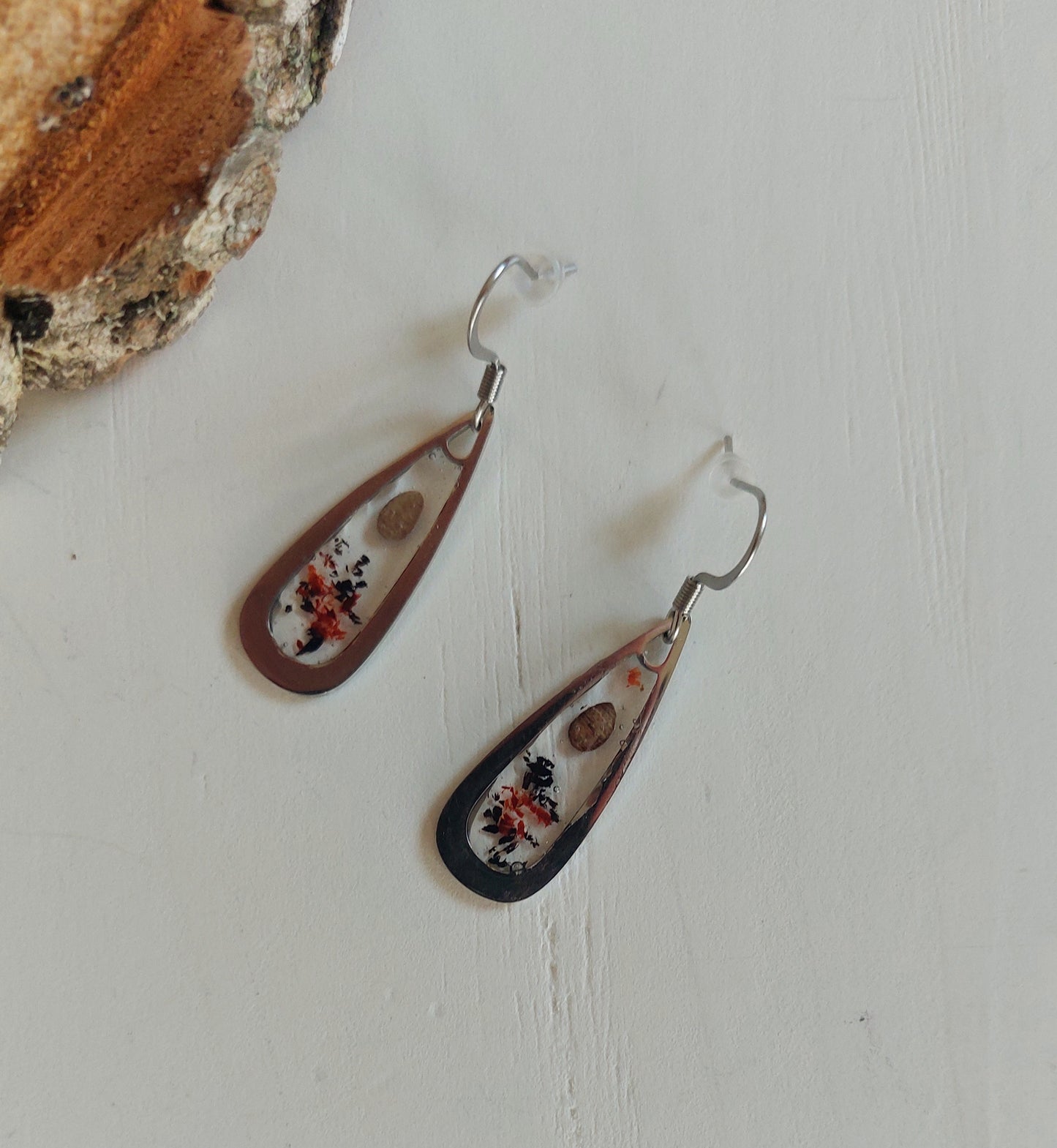 boucles d'oreilles artisanales en résine et essences de bois . Fabriquées en Auvergne ( Haute-Loire) par Au fil du Bois