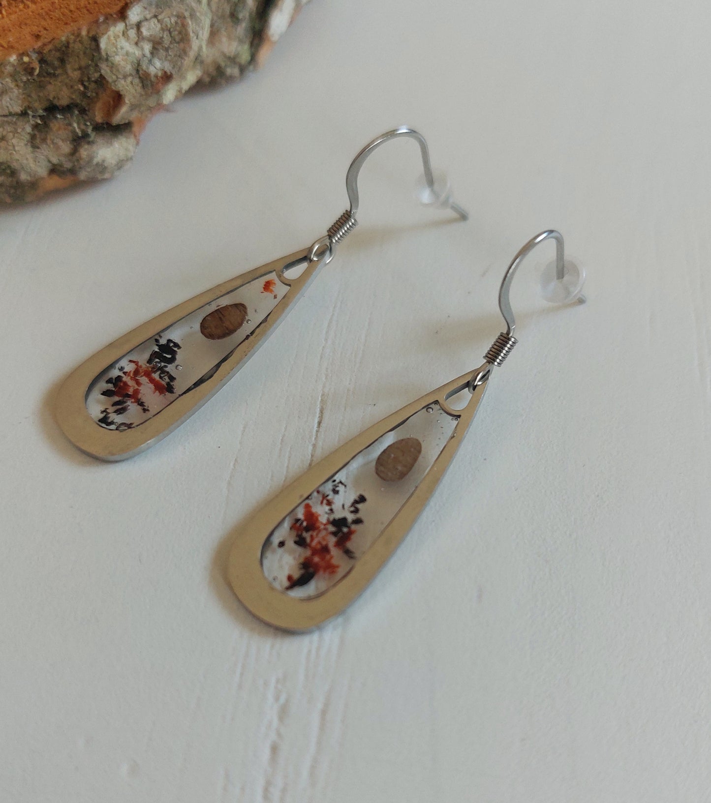 boucles d'oreilles artisanales en résine et essences de bois . Fabriquées en Auvergne ( Haute-Loire) par Au fil du Bois