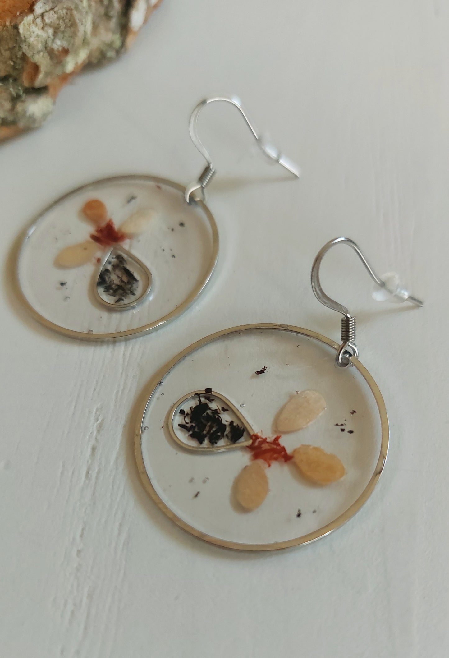 boucles d'oreilles artisanales en résine et essences de bois . Fabriquées en Auvergne ( Haute-Loire) par Au fil du Bois