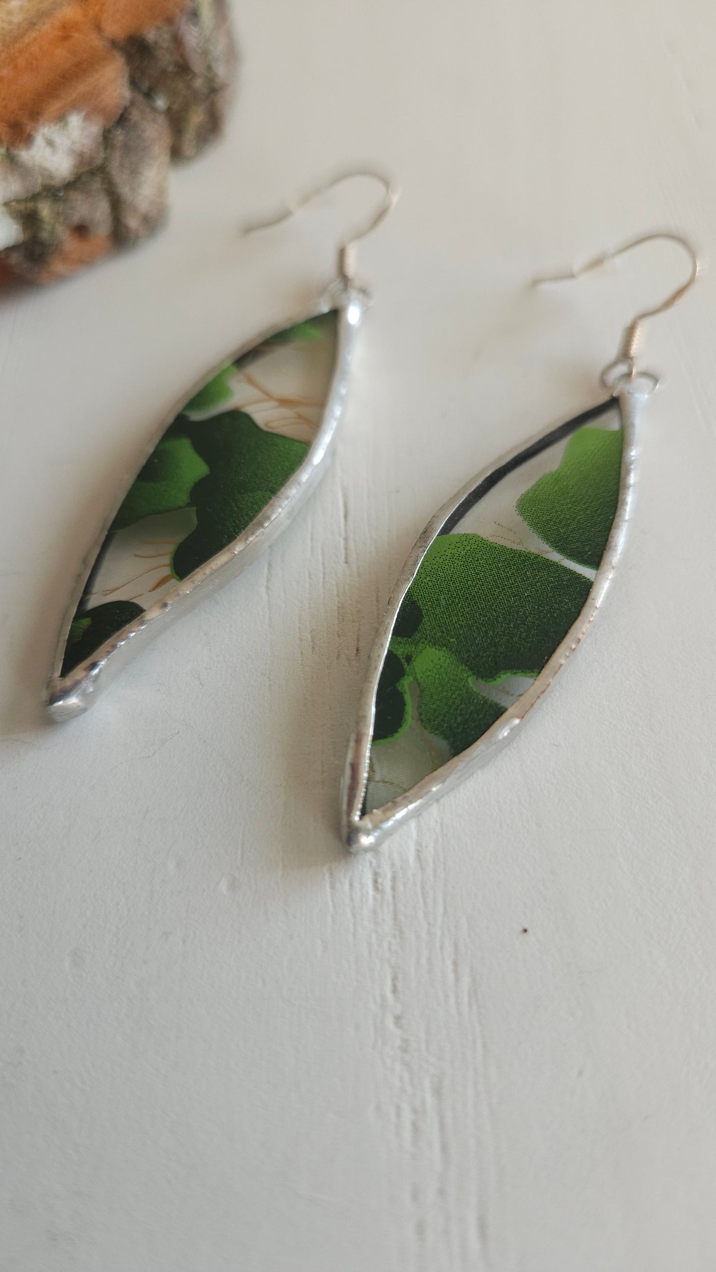 Boucles d'oreilles en verre recyclé - artisanat éthique et éco-responsable de Haute-Loire. Artisan-vitrailliste Creation Vart.