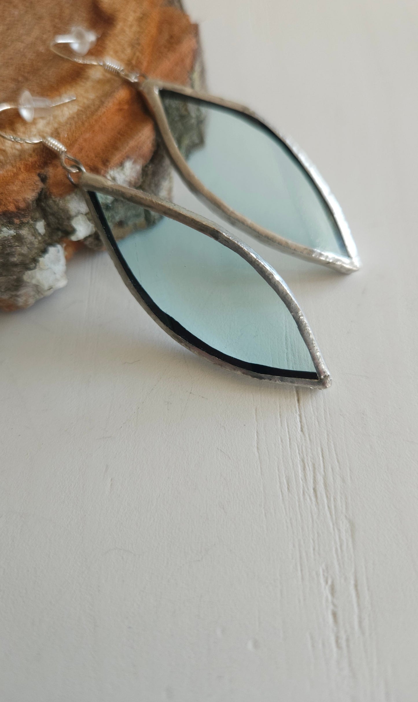 boucles d'oreilles en verre upcyclé - couleur vert d'eau avec léger reflet- artisanat éthique et éco-responsable - Auvergne France - Creation Vart