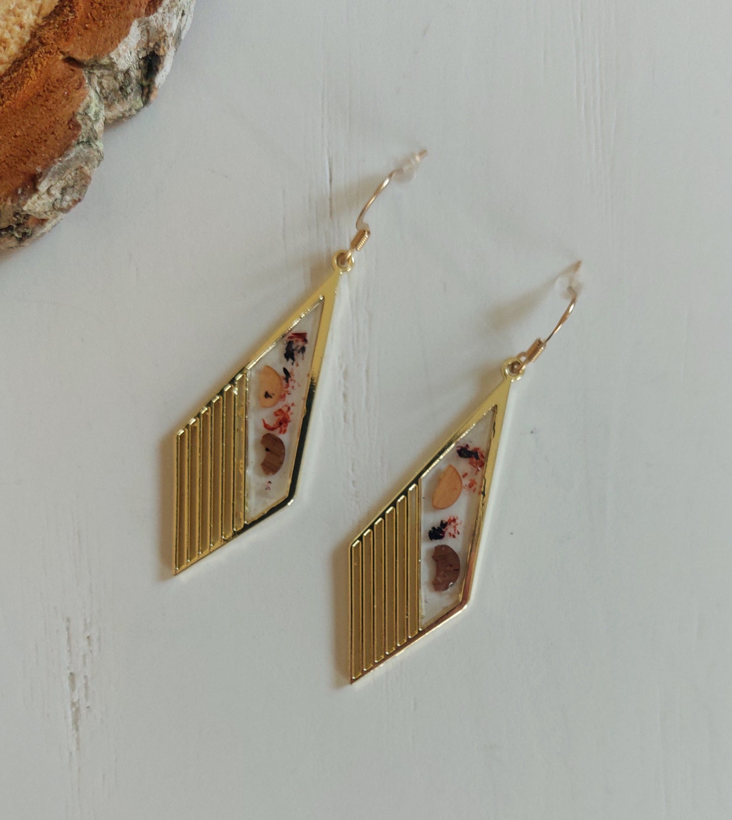 boucles d'oreilles artisanales en résine et essences de bois . Fabriquées en Auvergne ( Haute-Loire) par Au fil du Bois