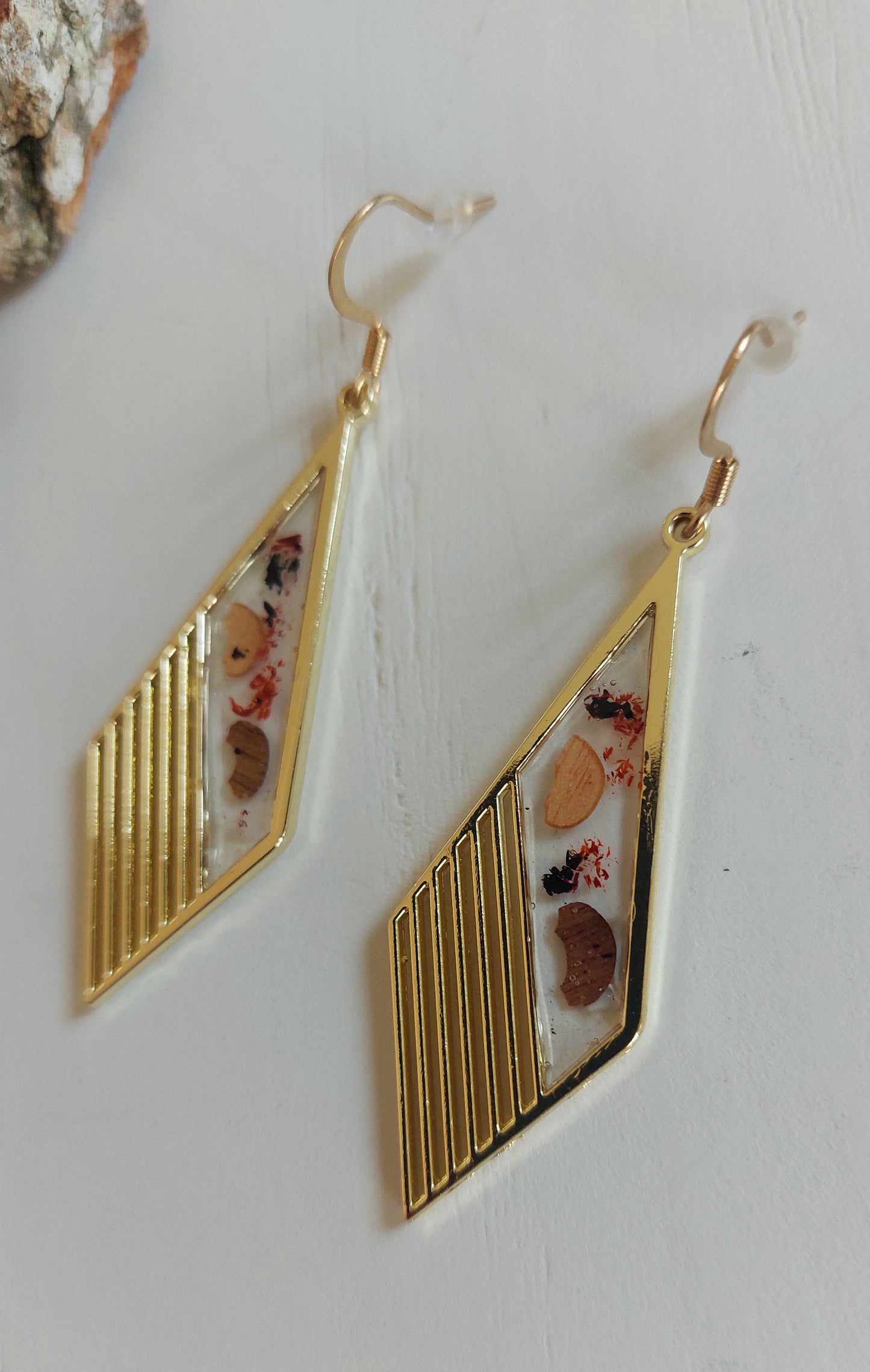 boucles d'oreilles artisanales en résine et essences de bois . Fabriquées en Auvergne ( Haute-Loire) par Au fil du Bois