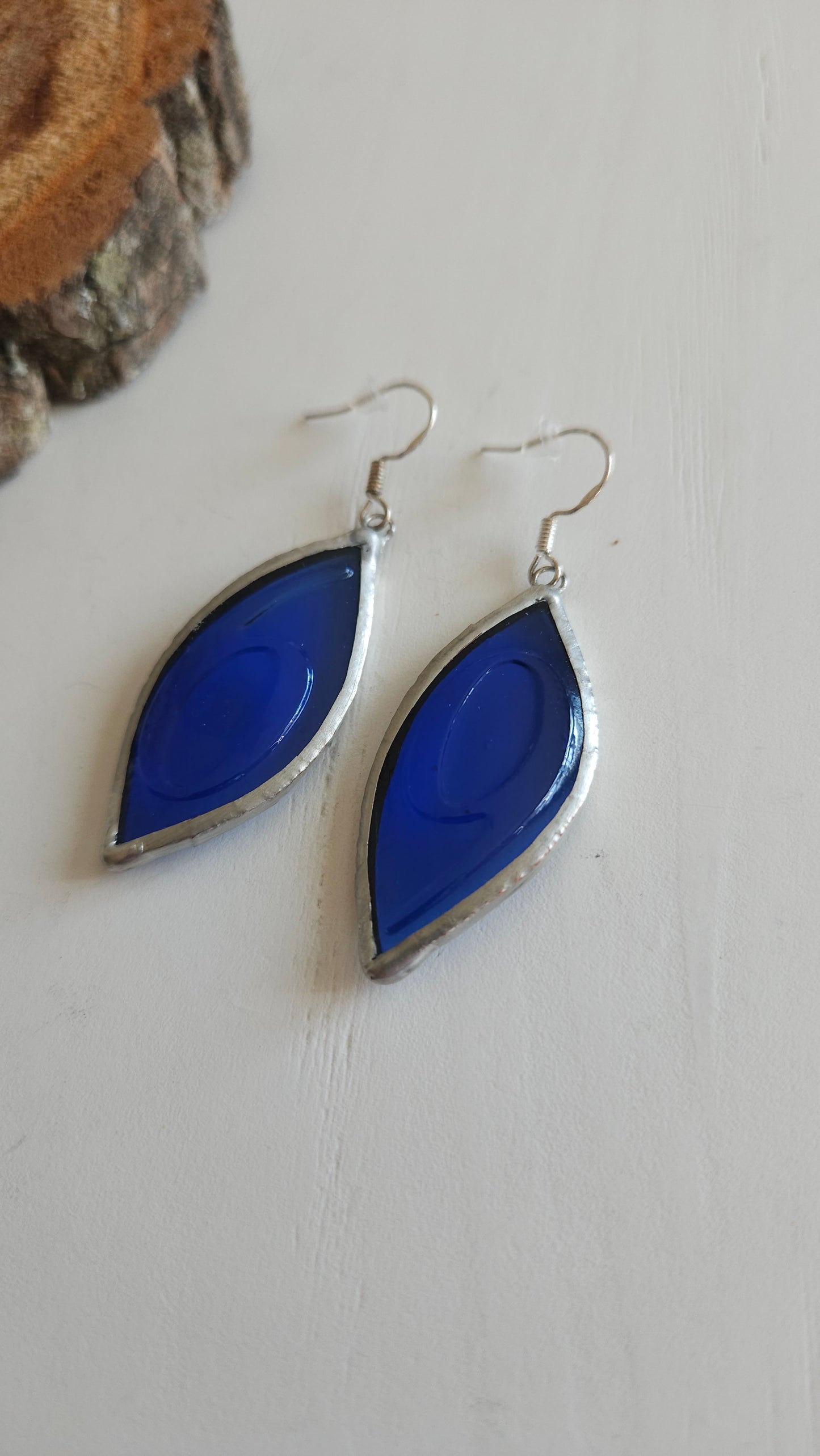 boucles d'oreilles en verre originale et artisanale - couleur bleu roi - recyclage bouteille de bière - artisanat eco-responsable - Creation Vart
