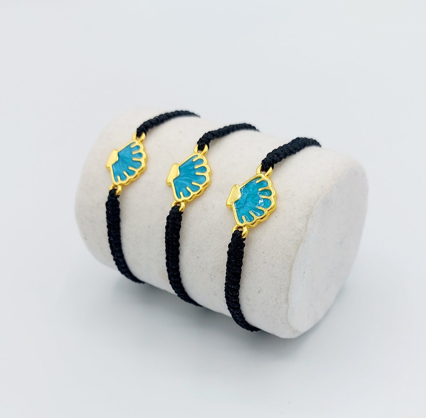 Bracelet Concha - bracelet d'été artisanal - tissé main- coquillage ou coquille saint-jacques- couleurs noir et bleu azur nacré- fermeture ajustable. Tissé main en micro macramé.
