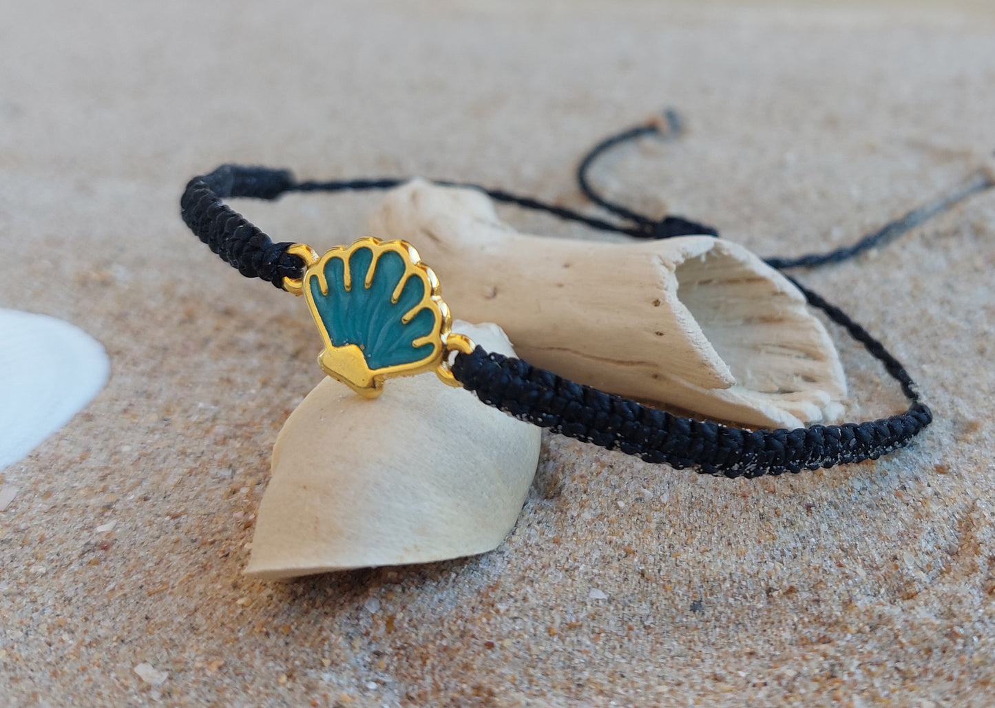 Bracelet Concha - bracelet de plage fait-main en france (Auvergne). couleurs noir et bleu azur nacré- fermeture ajustable. Tissé main en micro macramé.