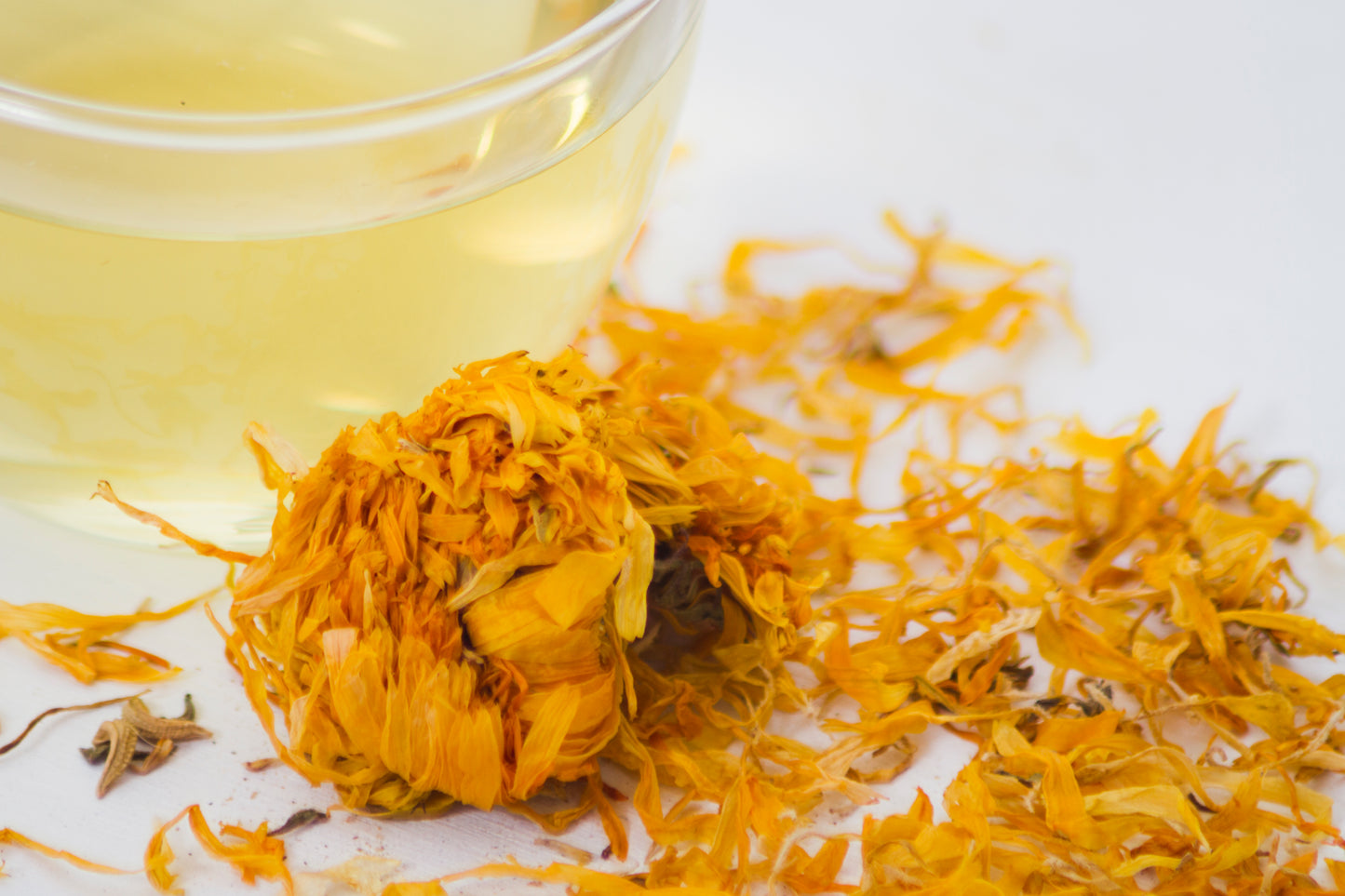huile de massage au Calendula biologique nature et progrès - cultivé en Auvergne - Haute-Loire- huile de soin adultes et enfants peaux sensbles