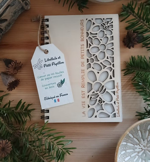Carnet à spirale avec couverture en bois - inscription gravée " La vie est remplie de petits bonheurs" - format A6 - fabriqué en France - artisanat français - papier recyclé - étiquette à planter, ensemencée de graines de fleurs