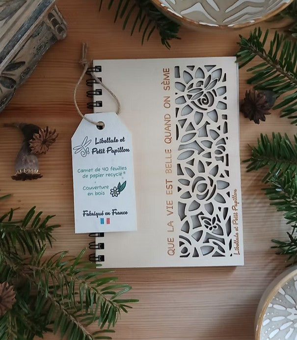 Carnet à spirale avec couverture en bois - inscription gravée " Que la vie est belle quand on sème" - format A6 - fabriqué en France - artisanat français - papier recyclé - étiquette à planter, ensemencée de graines de fleurs