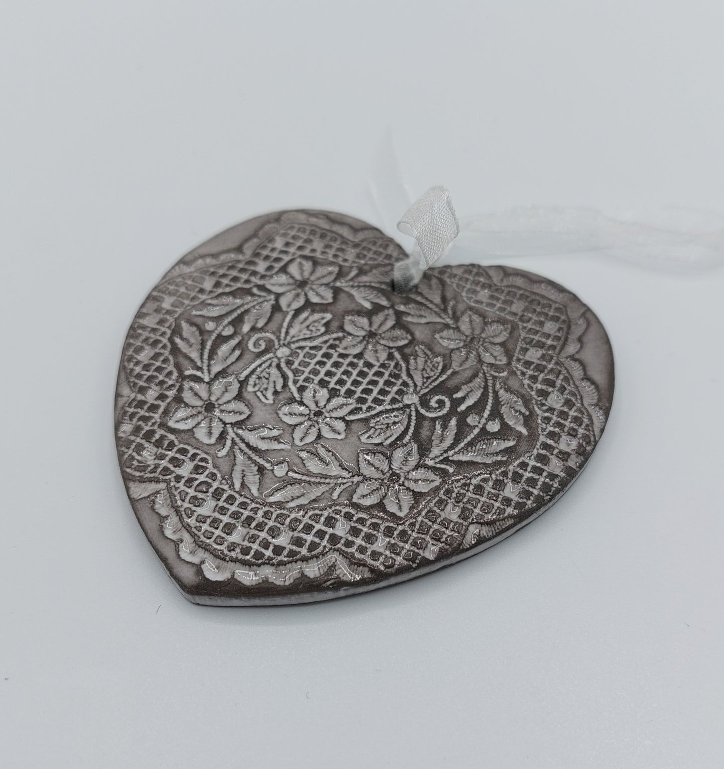 suspension petit coeur dentelle. modèle unique faience. artisanat de Haute-Loire - Auvergne