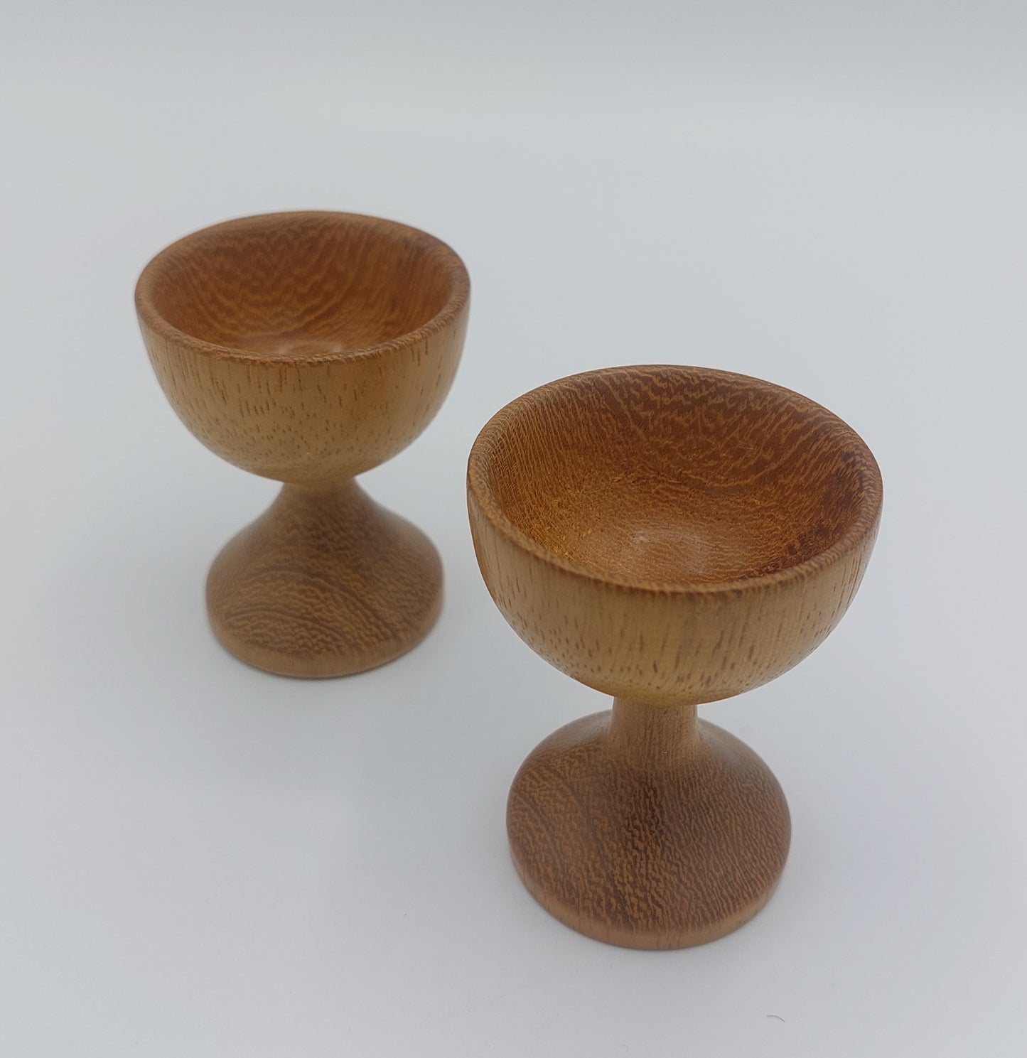 coquetier en bois tourné artisanat de haute-loire essence de bois récupéré et revalorisé- artisanat éco-responsable