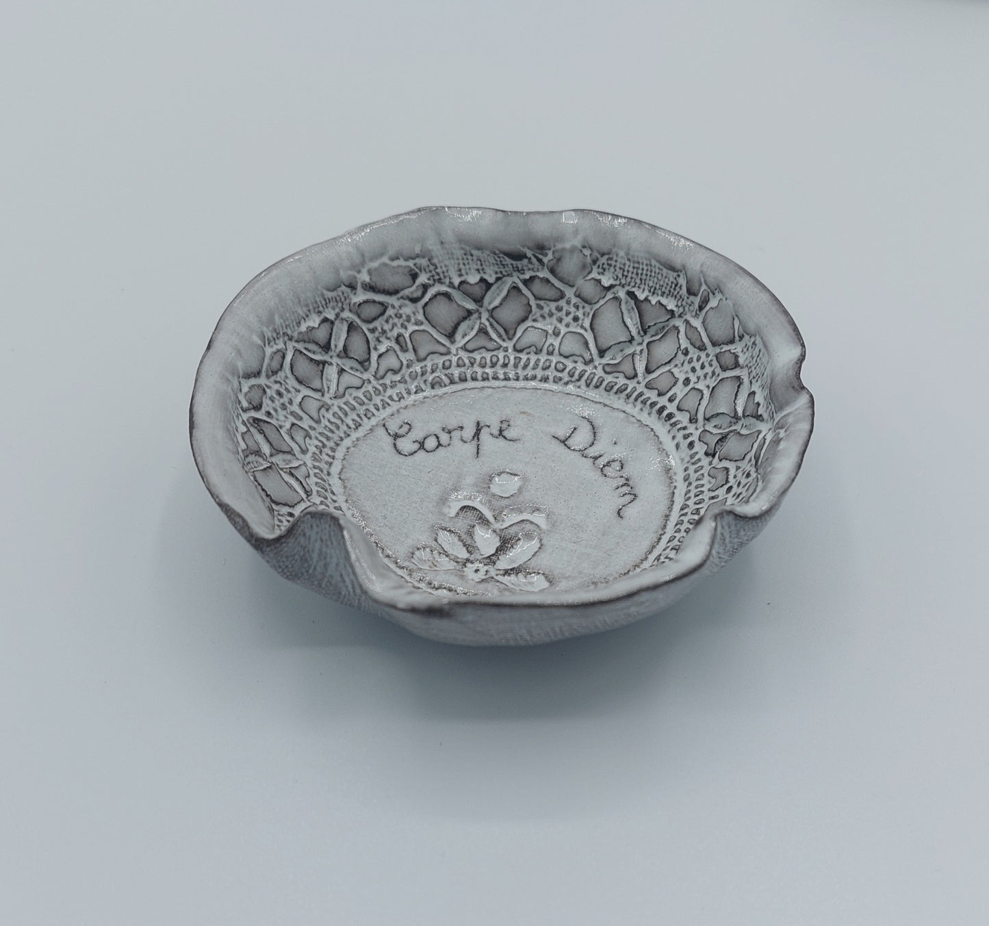 coupelle ronde Carpe Diem en céramique artisanale - effet dentelle de Haute-Loire - Art de la Table
