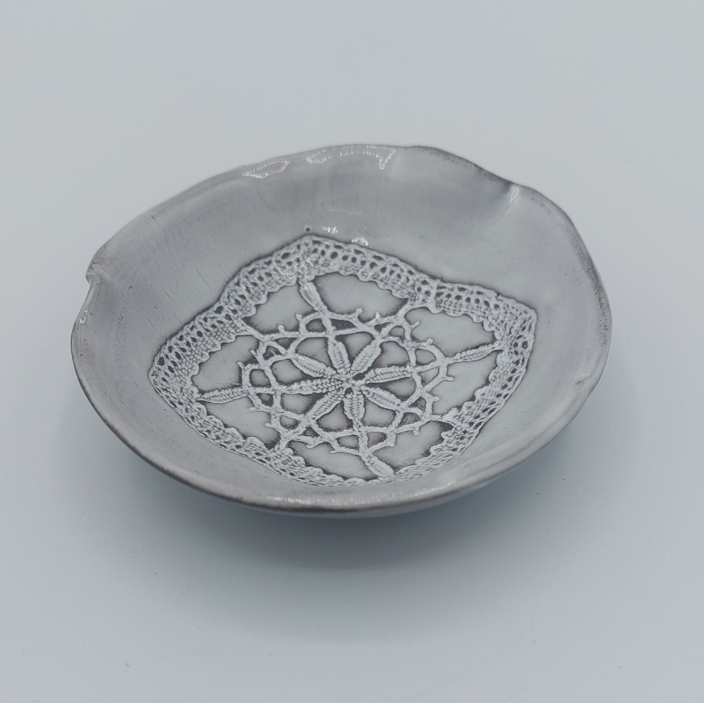 coupelle ronde en céramique artisanale - effet dentelle de Haute-Loire - Art de la Table