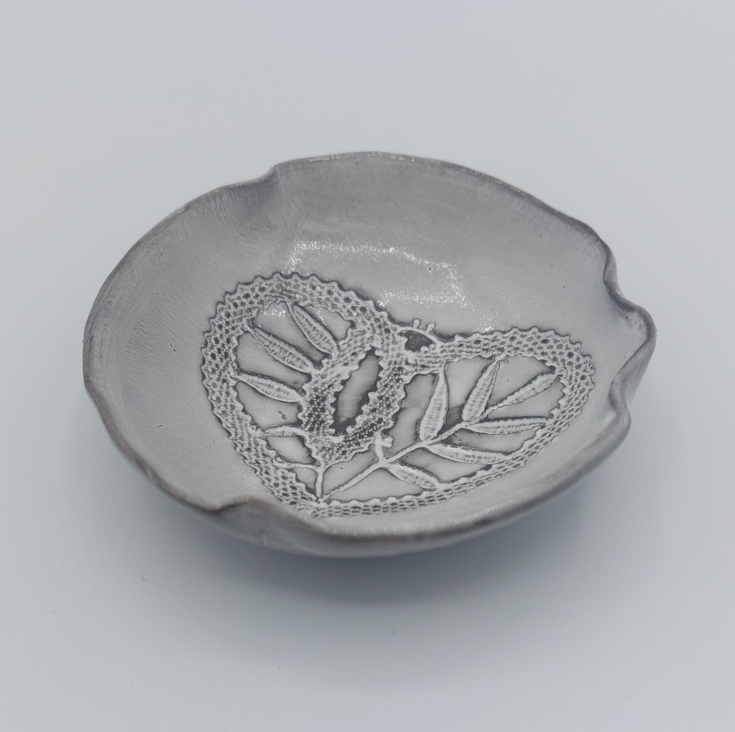 coupelle ronde en céramique artisanale - effet dentelle de Haute-Loire - Art de la Table- Dentelle coeur