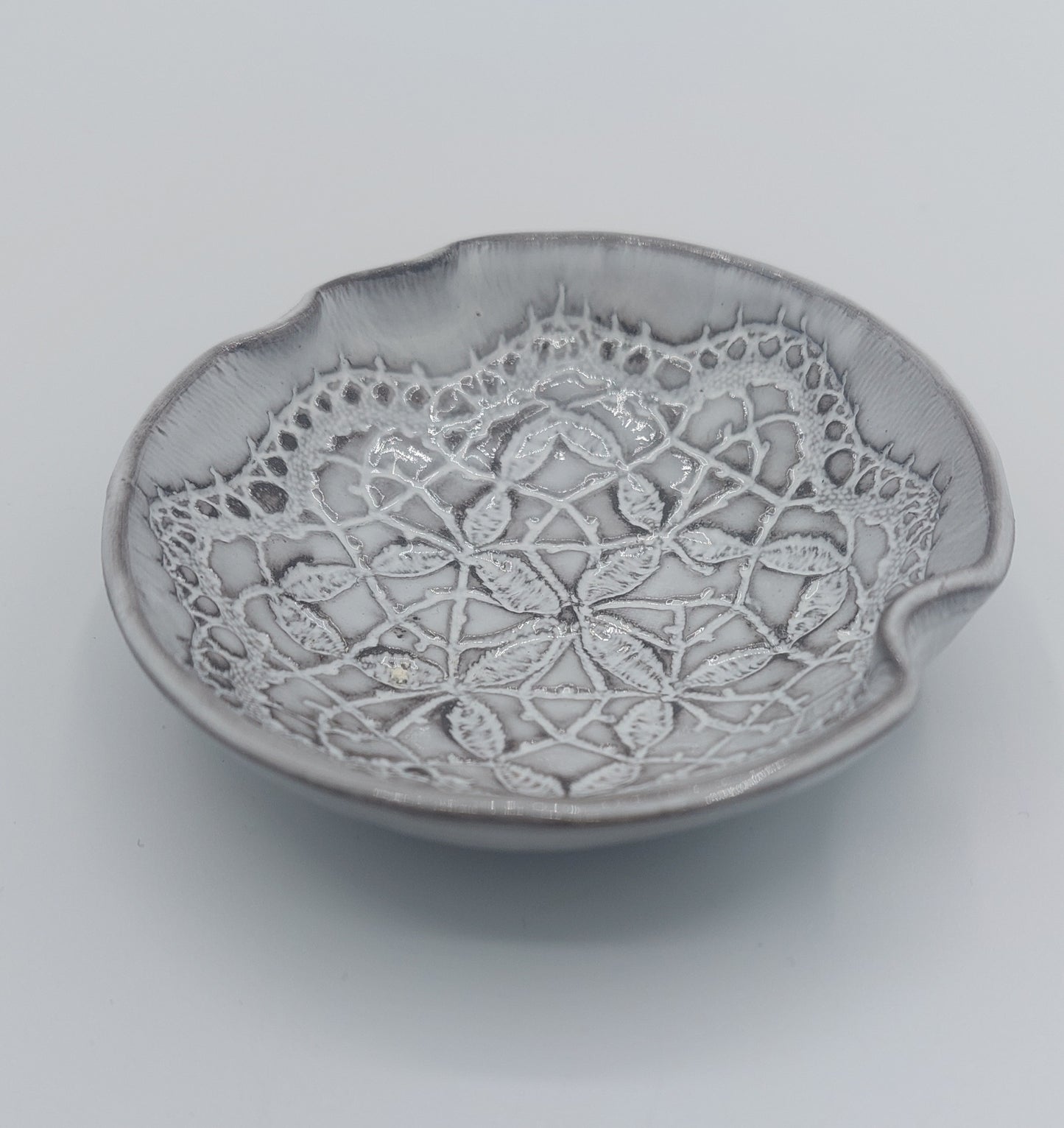 coupelle ronde en céramique artisanale - effet dentelle de Haute-Loire - Art de la Table