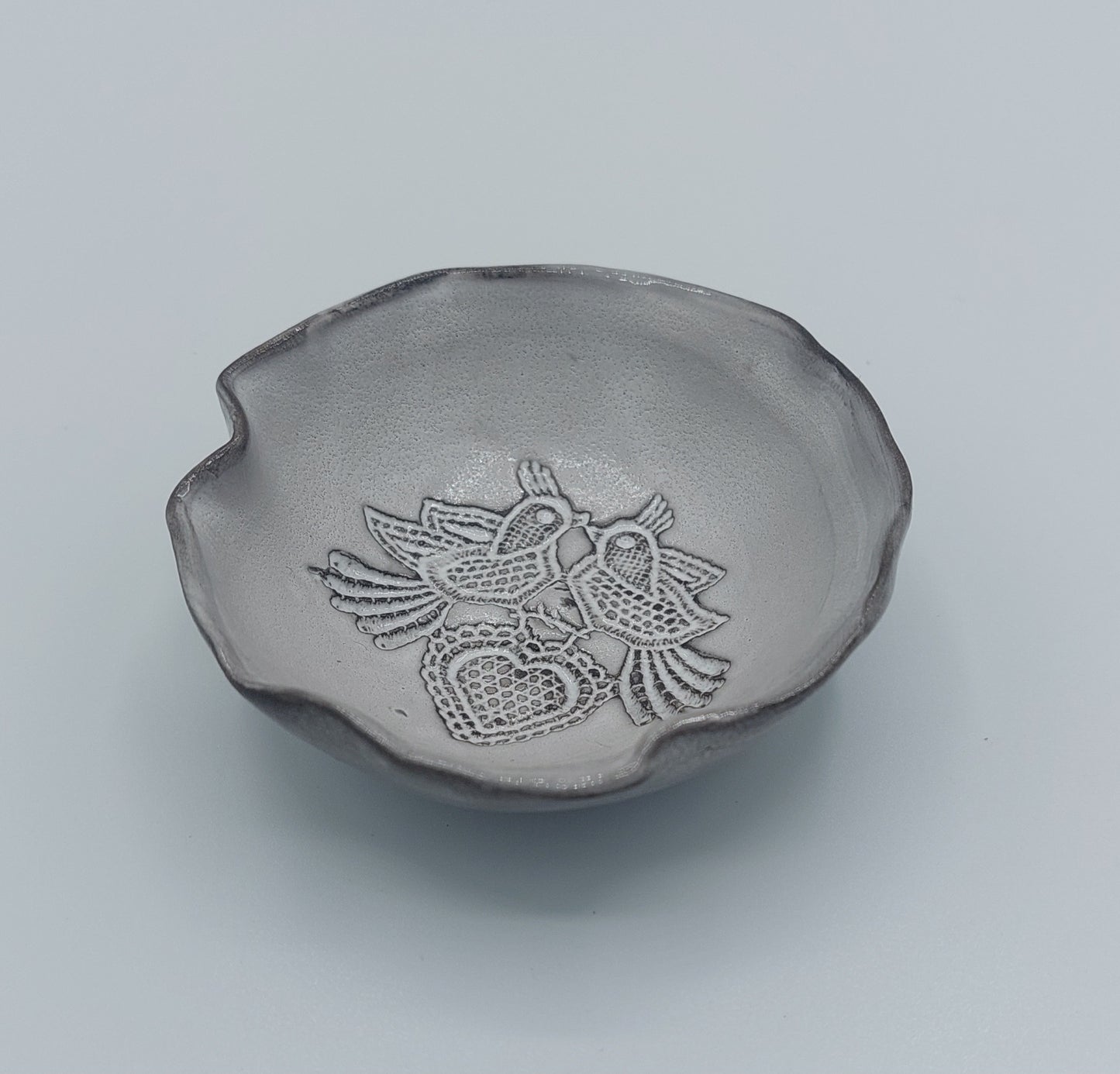 coupelle ronde oiseaux en céramique artisanale - effet dentelle de Haute-Loire - Art de la Table