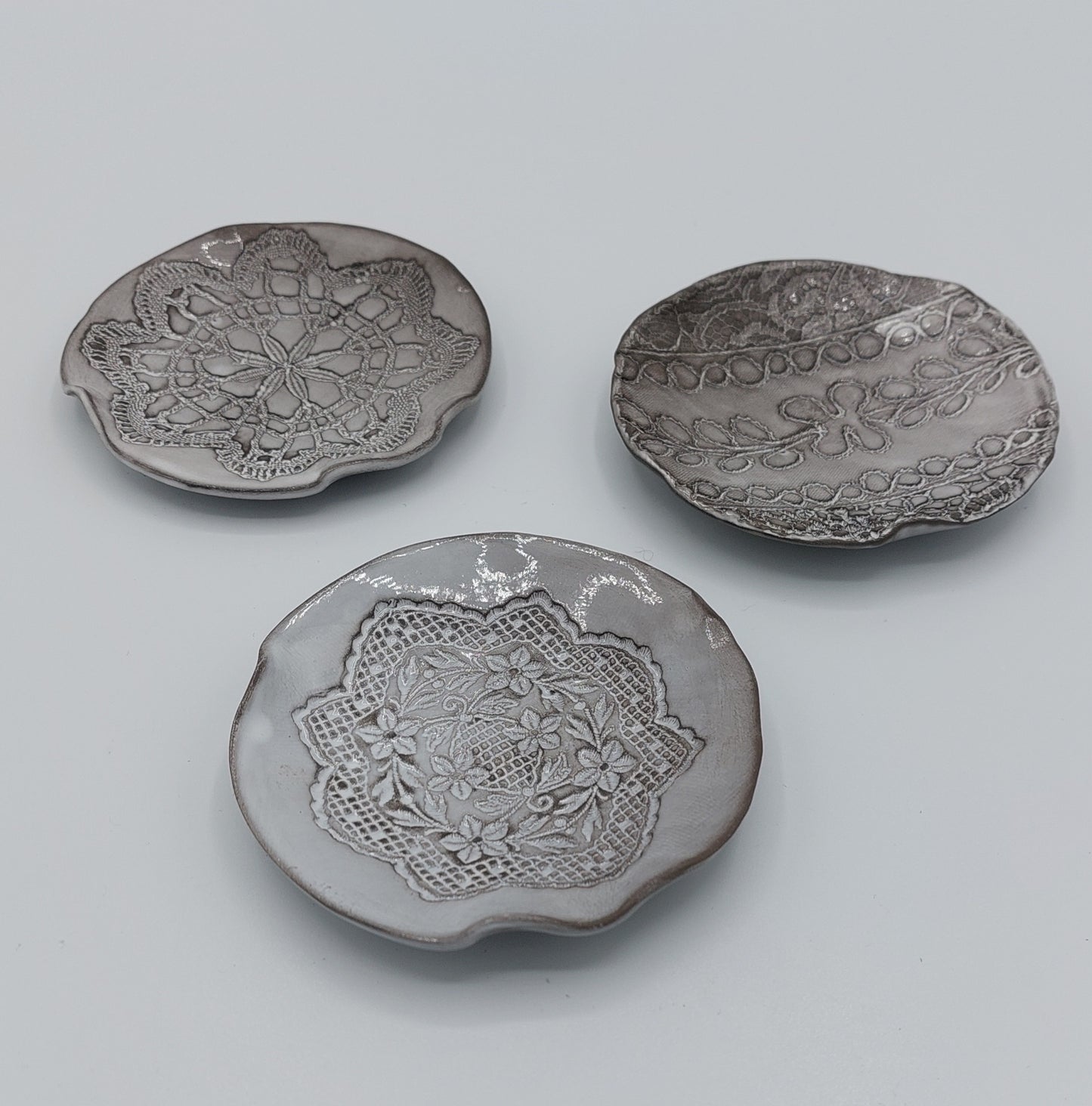 Coupelle ronde dentelle. modèle unique en céramique. artisanat de Haute-Loire - Auvergne
