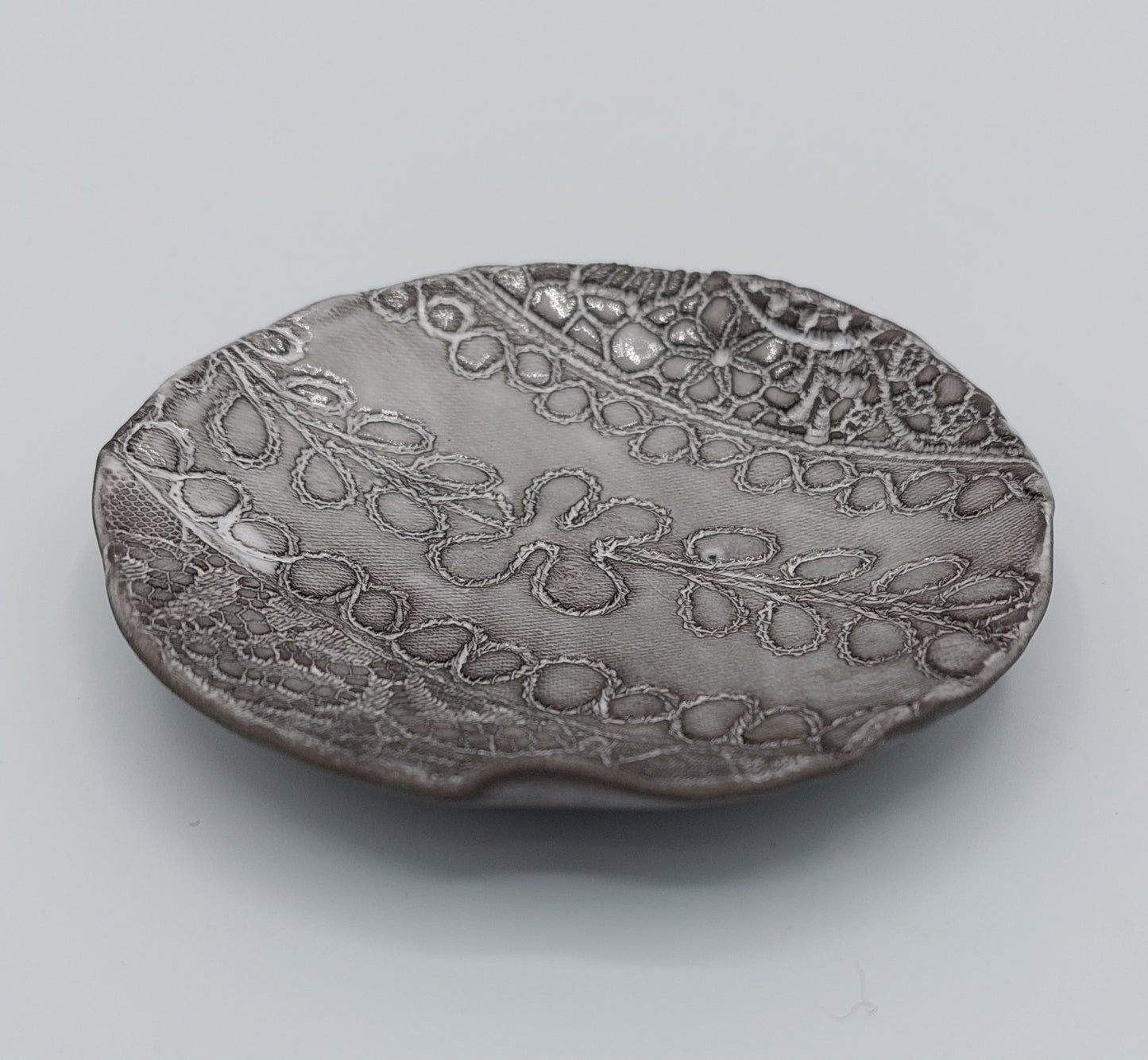 Coupelle ronde dentelle. modèle unique en céramique. artisanat de Haute-Loire - Auvergne