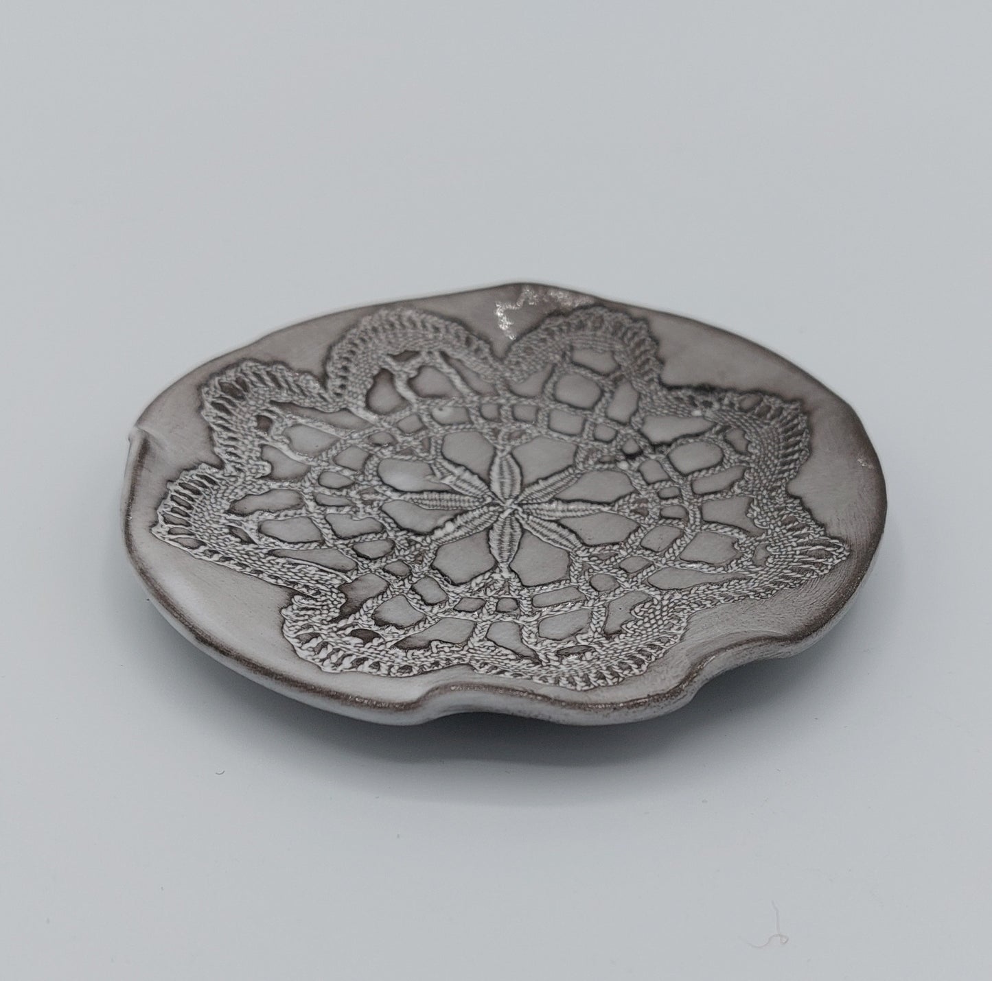 Coupelle ronde dentelle. modèle unique en céramique. artisanat de Haute-Loire - Auvergne