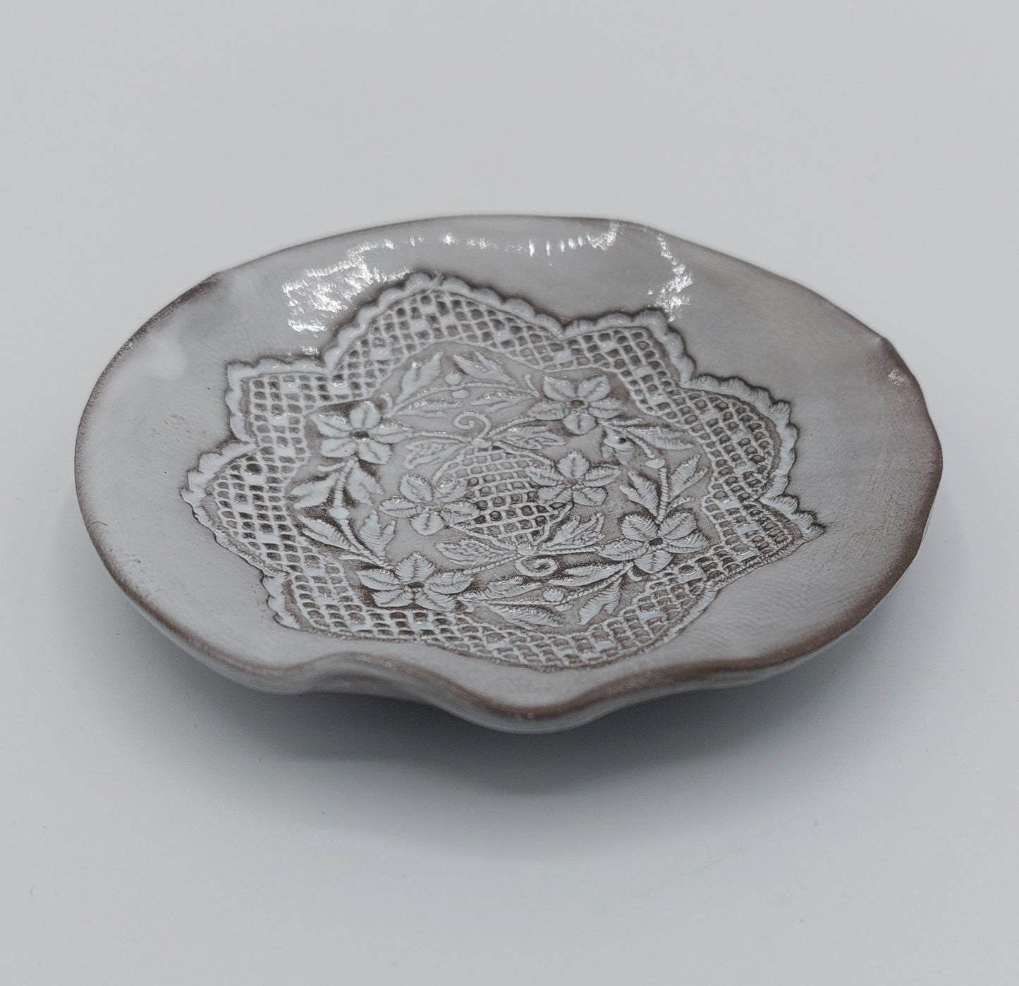 Coupelle ronde dentelle. modèle unique en céramique. artisanat de Haute-Loire - Auvergne