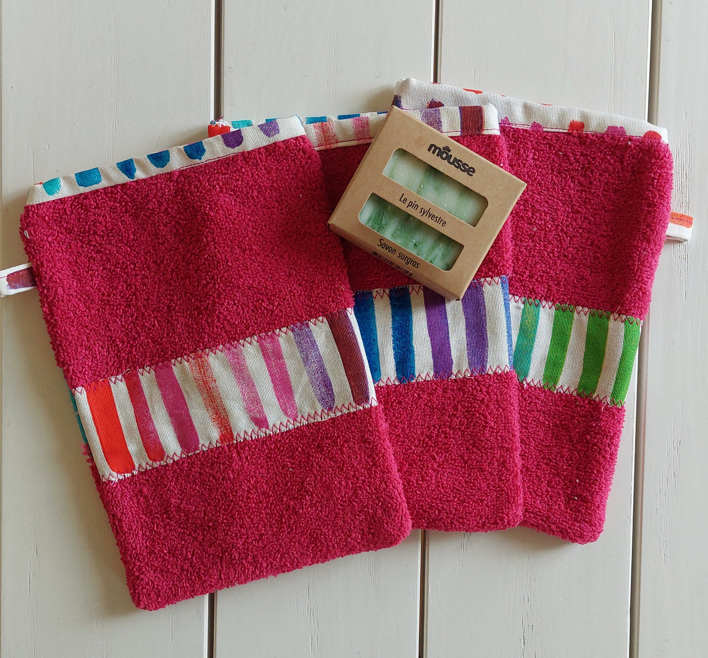 Gant de toilette en coton éponge couleur rose fushia - fabriqué artisanalement en Haute-Loire par une structure à but social : Esat Les Amis du Plateau