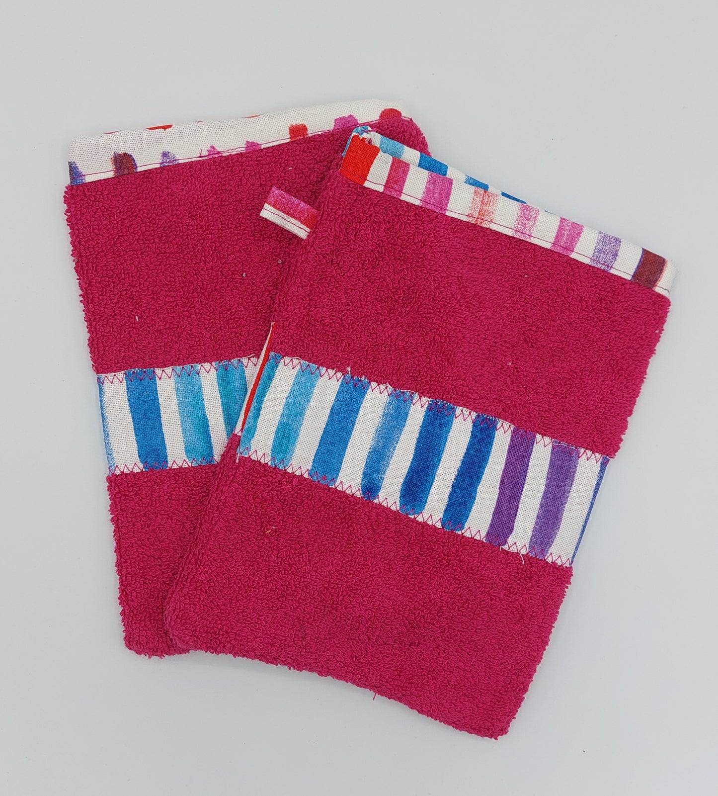 Gant de toilette en coton éponge couleur rose fushia - fabriqué artisanalement en Haute-Loire par une structure à but social : Esat Les Amis du Plateau