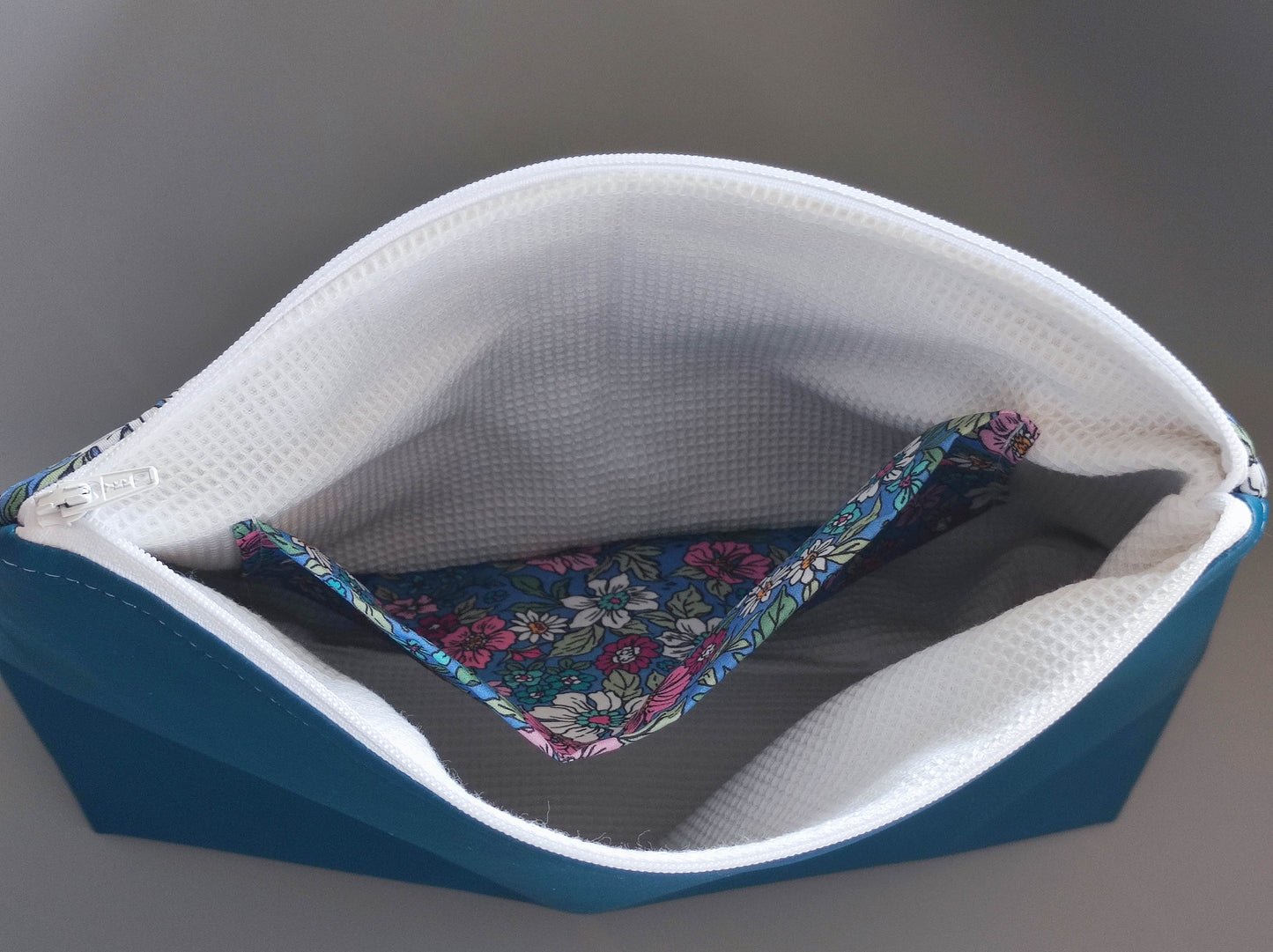 trousse de toilette - poche intèrieure - fermeture zippée - confection artisanale de Haute-Loire