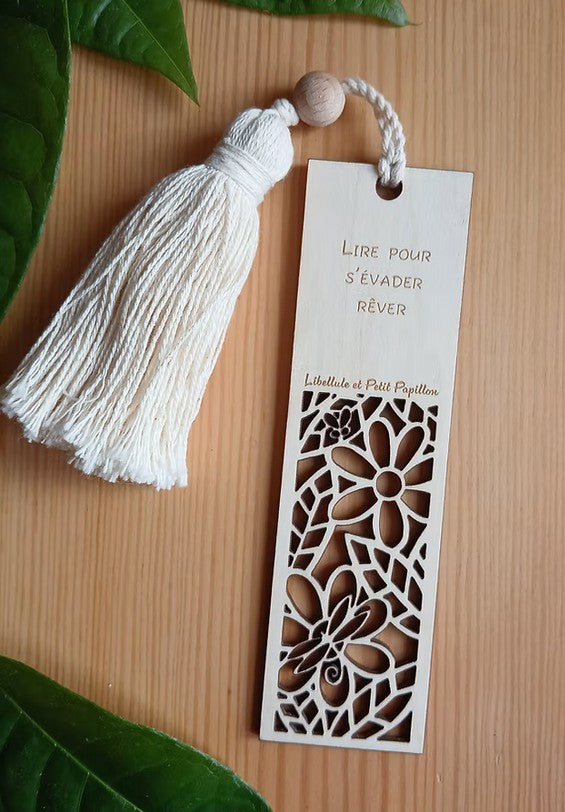 Marque-pages en bois avec texte gravé "Lire pour s'évader rêver" . Découpe bois avec fleurs, libellule et petit papillon. Bois de pin, perles et pompon. origine France. Fabriqué en Haute-Loire (Auvergne)