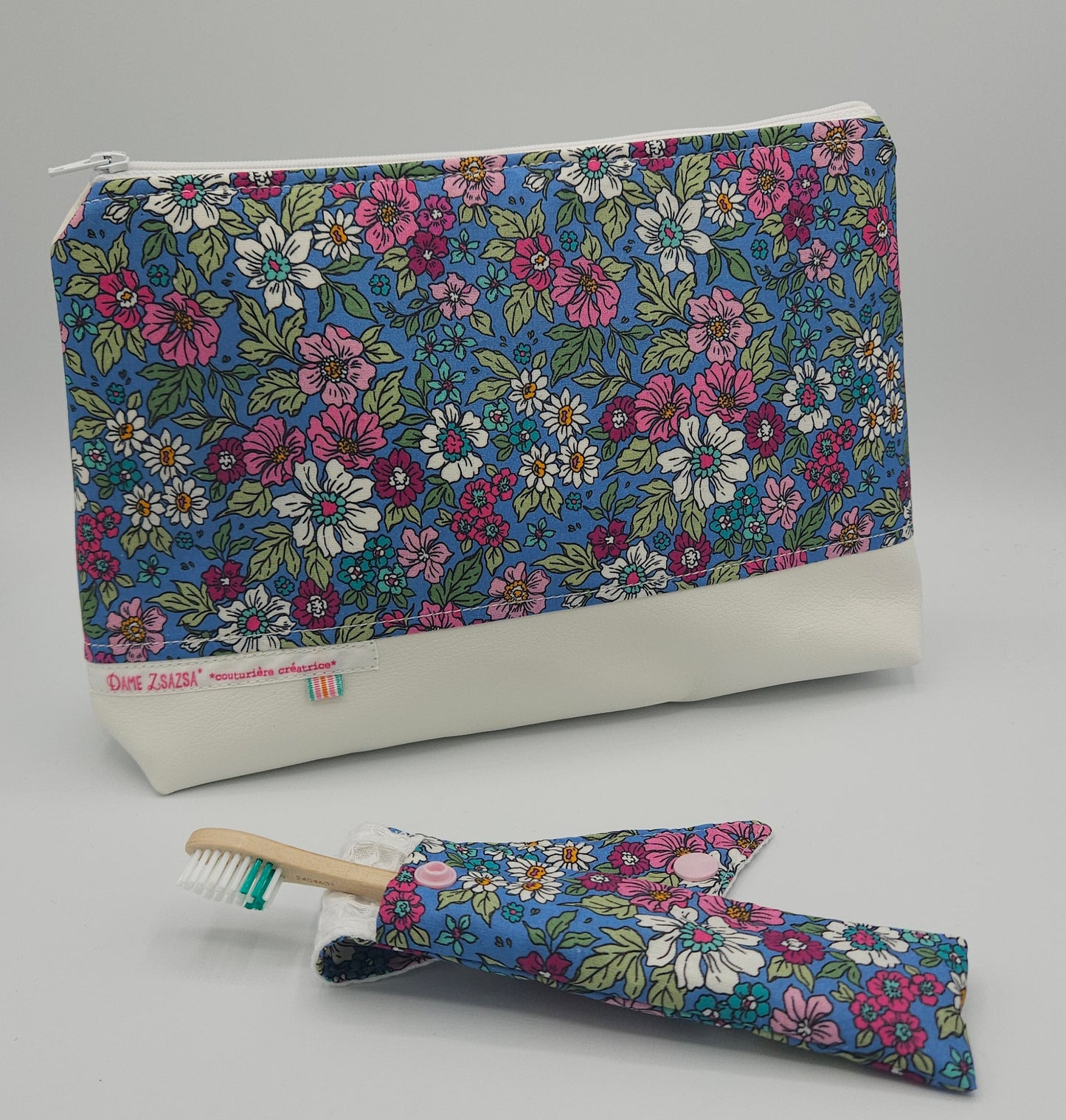 Set de toilette pour femme - motif fleuri - fait-main en Haute-Loire - trousse de toilette fleuri et son étui à brosse à dents assorti. confection artisanale et locale.