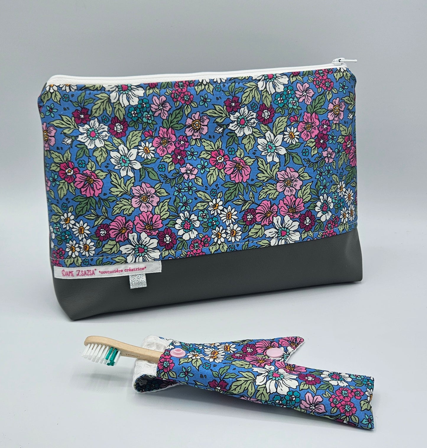 Set de toilette pour femme - motif fleuri - fait-main en Haute-Loire - trousse de toilette fleuri et son étui à brosse à dents assorti. confection artisanale et locale.