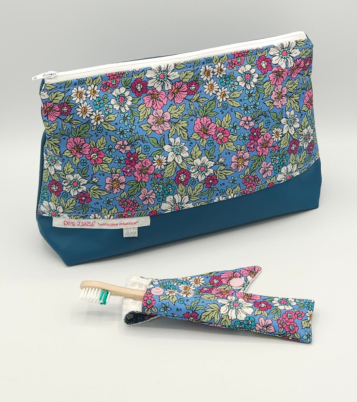 Set de toilette pour femme - motif fleuri - fait-main en Haute-Loire - trousse de toilette fleuri et son étui à brosse à dents assorti. confection artisanale et locale.