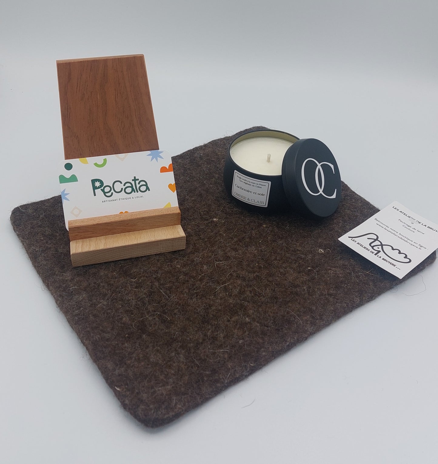 Coffret au bureau PECATA - artisanat de haute-loire - support téléphone ; bougie parfumée et tapis de souris en feutre